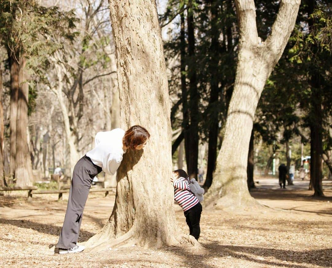 Remiさんのインスタグラム写真 - (RemiInstagram)「family records 2021S🎥 今日から4月。 新しい門出を迎える皆様、おめでとうございます🌸 先日ご縁があり、カメラマンの方に家族撮影をして頂きました🎞 自然体の家族の様子を素敵に撮影していただき、とても良い記念に✨  最近、今こうして元気で笑って過ごせているのも奇跡なんだなと感じることがありました。 この気持ちを忘れず、1日1日を大切に、笑顔で過ごせたらと思います☺️ まずは健康第一ですね💪🏼  #家族写真 #ファミリーフォト撮影 #年子兄妹 #家族の思い出 #家族コーデ #リンクコーデ #家族時間 #202104  #familyphoto #lovetabimama #3y7m #2y1m」4月1日 11時31分 - remi_912