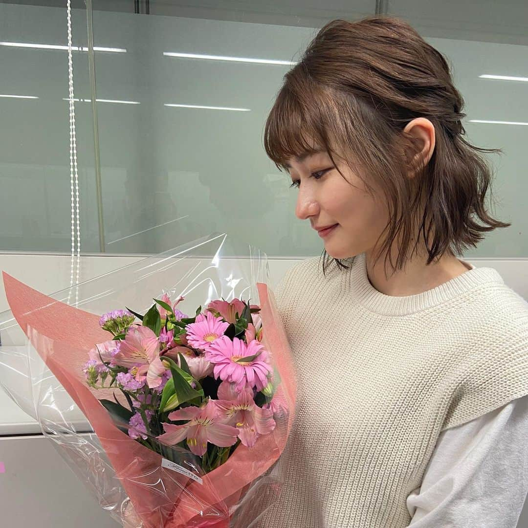 佐藤ちひろさんのインスタグラム写真 - (佐藤ちひろInstagram)「1年間アベマプライムに携われてすごく楽しかったです！ ありがとうございました！！  いろいろ思い出してオンエア終わり泣いちゃいました… アベプラから離れるのがとても寂しいです。 また戻ってこられた時、成長したなあっと言っていただけるよう、練習と経験を積んできます！  これからもよろしくお願いいたします！  2枚目は記念にスタッフルームに飾ってもらえるようになりました🥳  #アベマプライム　#アベプラ　#ありがとう　#ありがとうございました　#大好き　#卒業　#テレビ朝日　#テレ朝　#アナウンサー　#2年目」4月1日 11時32分 - chihiro.sato_ex