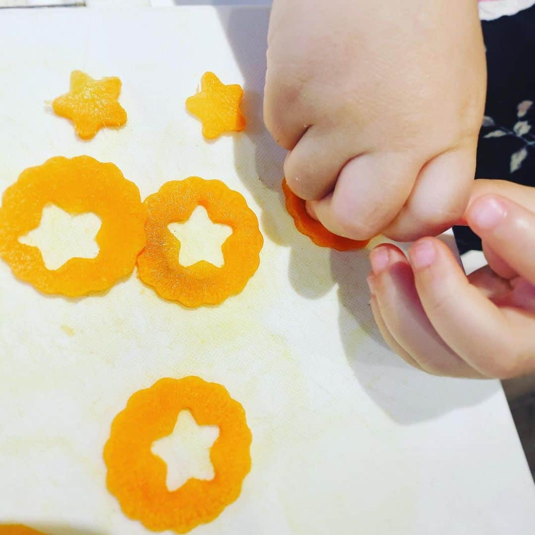 熊田曜子さんのインスタグラム写真 - (熊田曜子Instagram)「Cooking with children.  春休みは子供達とたくさんお料理したいな🍴 二歳の三女が人参の型抜きしてくれたよ🥕  #lunch #お昼ご飯　#昼ごはん　#おうち時間　#春休み　#spring #料理　#cooking #高野豆腐　#高野豆腐の炊いたん」4月1日 11時55分 - kumadayoko