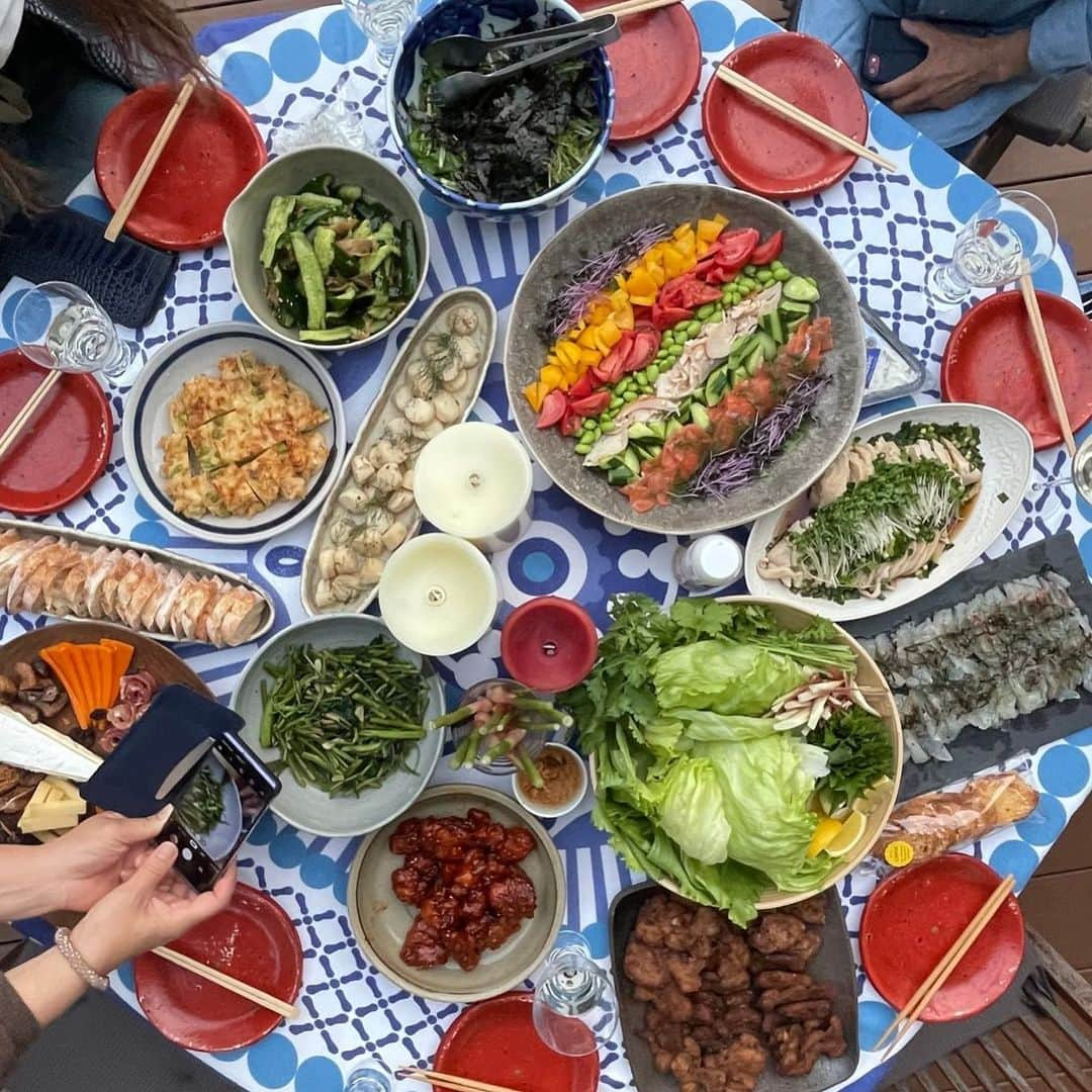 原日出子さんのインスタグラム写真 - (原日出子Instagram)「昨日の お庭ご飯💖 ご近所仲良しシスターズの 持ち寄りご飯です😊 久しぶりに お庭に集いました。 昨日は 暦の上でも 色々良いことが重なる 縁起の良い日だったそうで 私は 10年ぶりくらいに 宝くじを買いましたw そして いつも側で支えてくれる 愛しいシスターズと共に 美味しいご飯を頂きました💖 みんなに ますます良いことが 訪れますように❣️ ありがとう〜〜✨✨✨  #お家ご飯 #お庭でご飯 #持ち寄りご飯 #かあちゃんの味 #お花畑みたいな食卓 #毎日を楽しく #幸せのレシピ #今日食べた物が明日の身体を作る #ご近所仲良し隊」4月1日 12時00分 - hara_hideko