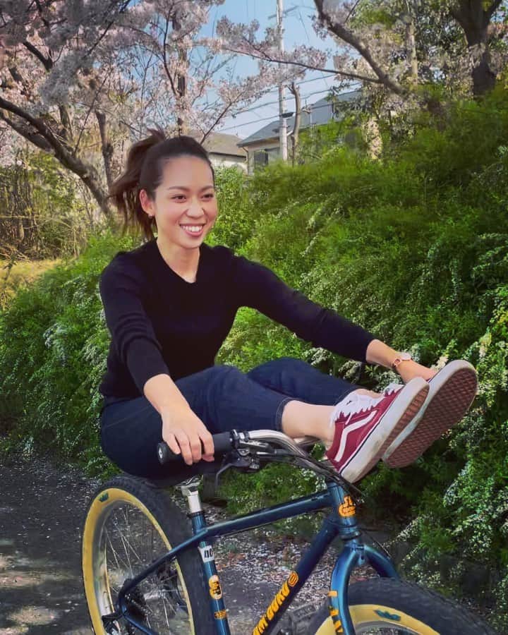 飯端美樹のインスタグラム：「今年からしばらくレースを離れ、このバイクを極める事になりました🚲🌸 #april1st」