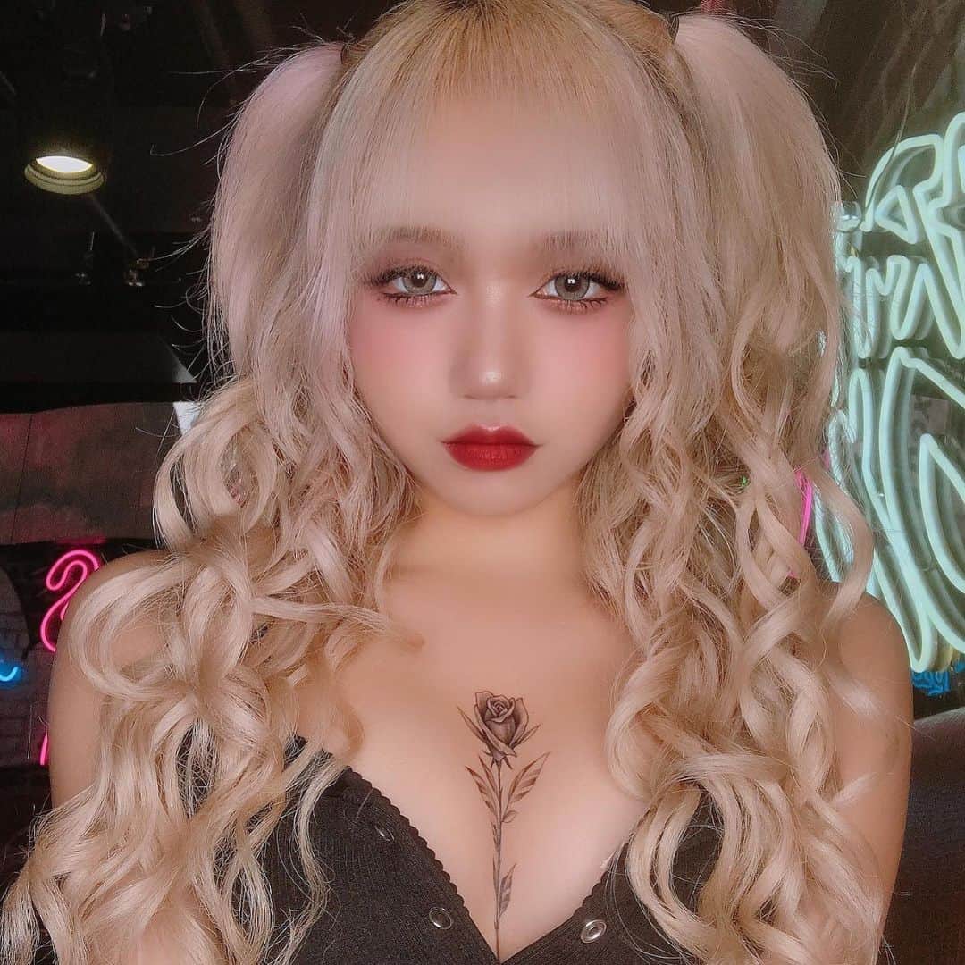 彫師美漸のインスタグラム：「@party_on_tokyo @shana_partyon 🌹 ・ ・ #美漸ガールズタトゥー　#美漸バラ　#partyon #刺青 #彫師 #美漸 #彫師美漸 #海老名 #中目黒 #タトゥー #東京タトゥー #tokyo #tattoo #art #fashion #bizenart #bizen #문신　#Bizentattoo  #tattooer #tattooist #tattooartist #tattooart #tattooshop #japanesetattoo #dancer」