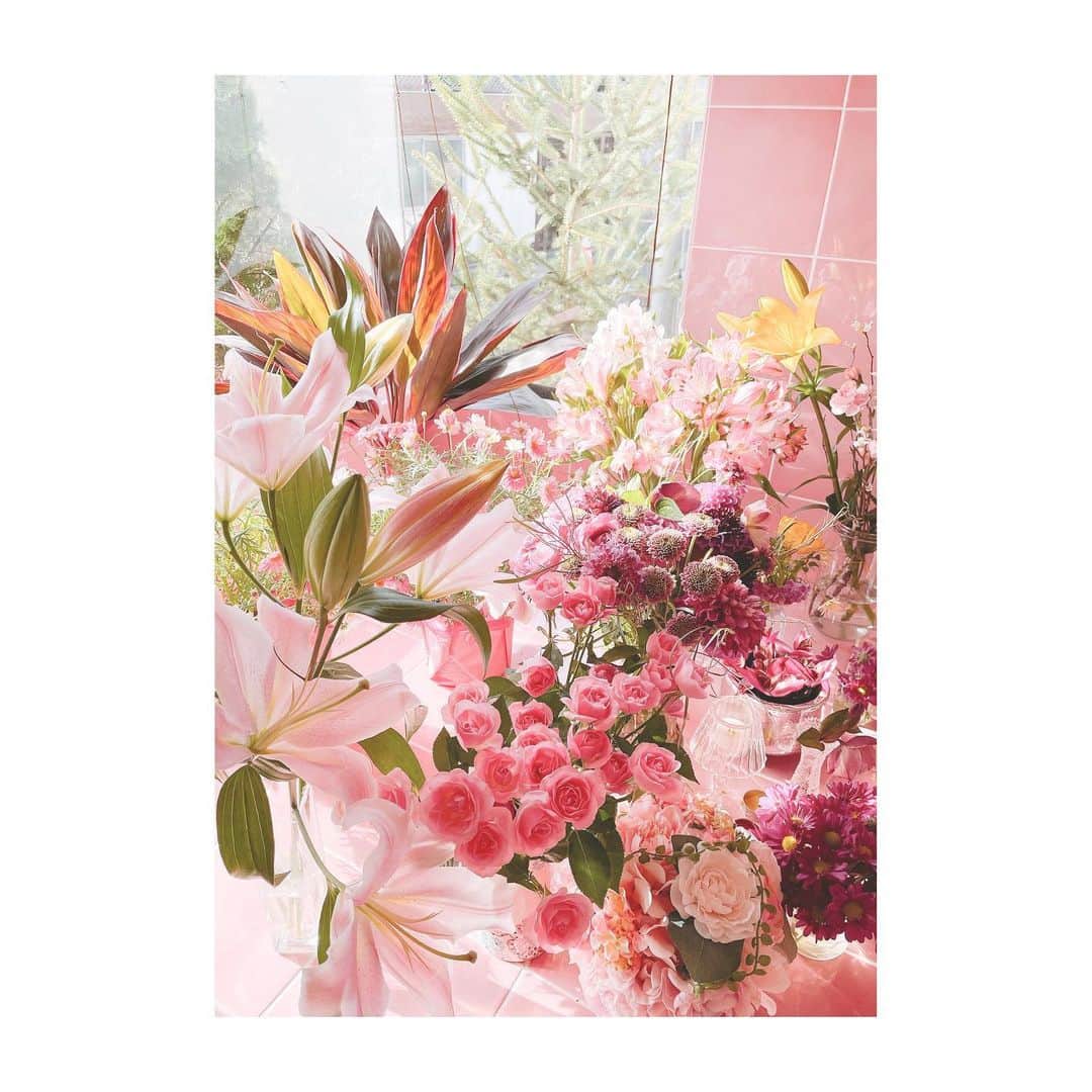 串戸ユリアのインスタグラム：「Hello my dear kinfolks,all of my friends and  also strangers💗 Thank y’all for the birthday wishes⭐️💫💫💫  皆様、 たくさんのお誕生日LINE,DM ありがとうございます😭💗 毎年展示会とどかぶりしていて お返事が遅くなって申し訳ないです............ でもわたしにとって 展示会で普段会わないお友達と 会えたり、 お誕生会で家族,マイメンたちと わゃちゃわちゃできたり 忙しいけど幸せで感謝でいっぱいの期間です💗  写真は前日実家でのお祝いで いただいたお花たちと 当日うちでのサプライズ (どでかいプレゼント普通に置いてあったのに気がつかなかった😂)で おうち中に飾りつけてあった お花たちを バスルームに集結🌸🌸🌸 幸せのにおいの中おふろにはいって 余韻に浸ってます🛁✨  みんな本当にありがとう。  #MyBirthday #ThankYou  #サプライズバースデー  #鈍感すぎる自分がサプライズ」