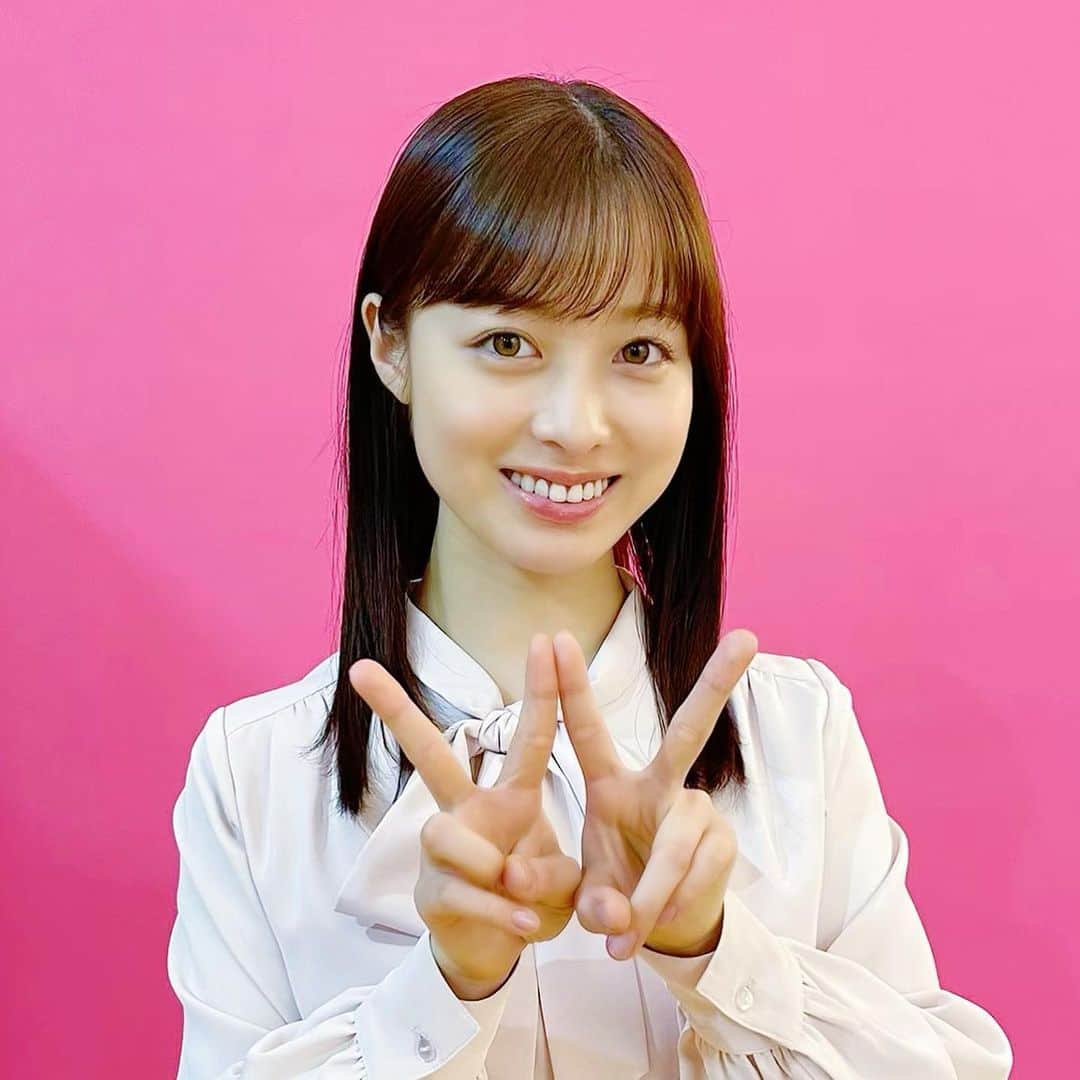 のインスタグラム：「こんにちは！環奈MGです。  「AOYAMAはWでいい！Wピースダンス篇」がO.A.スタートしてます！  青山さんのTikTokアカウント【AOYAMA W PEACE DANCE ♪】もチェックして、みんなも一緒に洋服の青山を着て踊ろう💃  #橋本環奈 #橋本環奈2021 #橋本環奈マネージャー #洋服の青山 #AOYAMAWPEACEDANCE ♪」