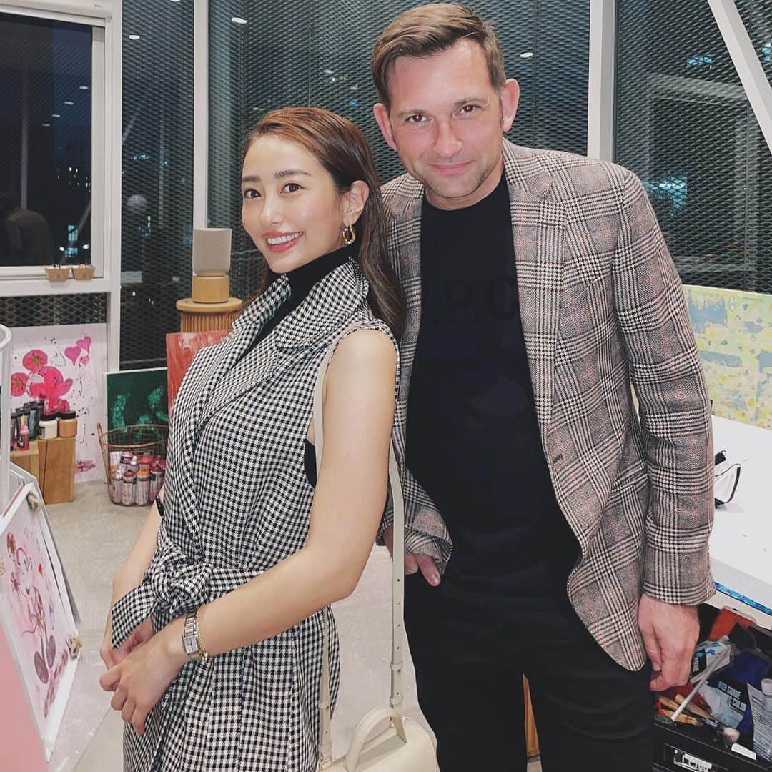 のインスタグラム：「美しいものを心で感じる。 素敵な空間。🕊✨  この世界観がとても好き。  美しいものに触れることで自然と心も豊かになる。✨🤍  I love your work and have so much respect for you! It was so happy to meet you🌹 @nicolaibergmann」