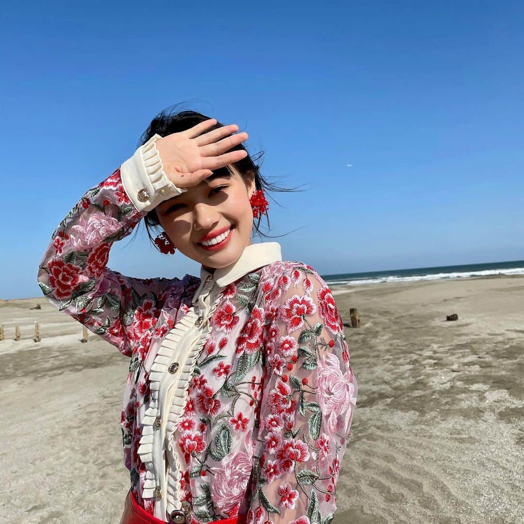 のインスタグラム：「おはようございます🍀 今日から4月ですねーーー！ 心機一転新しい環境に挑戦する人も多いと思います。 皆さんすごいです。本当に尊敬します😻 私も頑張らないと✌🏻💫 さいこーーな1年になりますように！ #💓」