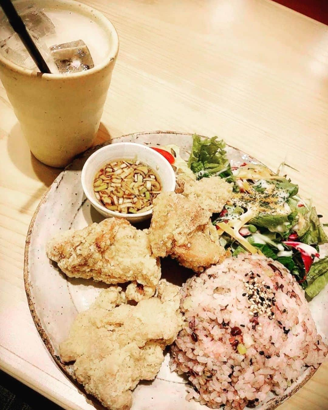 ちゃたさんのインスタグラム写真 - (ちゃたInstagram)「唐揚げプレート🍗 みんなはお昼何食べたかな？ 本日も公園へ✨⭐️ 体調不良だけど、子供は関係ないもんね✨💐せめてお昼は美味しいもの食べたいなぁ🤣💕💕💕  #ランチ #food #ranch #steak #chicken #飯テロ #でぶ活 #唐揚げ #肉食女子 #カフェ#食べ物好きな人と繋がりたい  #肉 #カフェランチ  #ランチ #飯雑穀米#昼飯 #食べスタグラム #飯テログラム #鶏肉料理 #鶏  #カフェ活 #食べるの好きな人と繋がりたい  #🍗 #Instafood #ranch #yummy #カフェ巡り #cafestagram #プレート #rice#カフェすたぐらむ#カフェ巡り好きな人と繋がりたい」4月1日 12時31分 - c.h.a.t.a.13