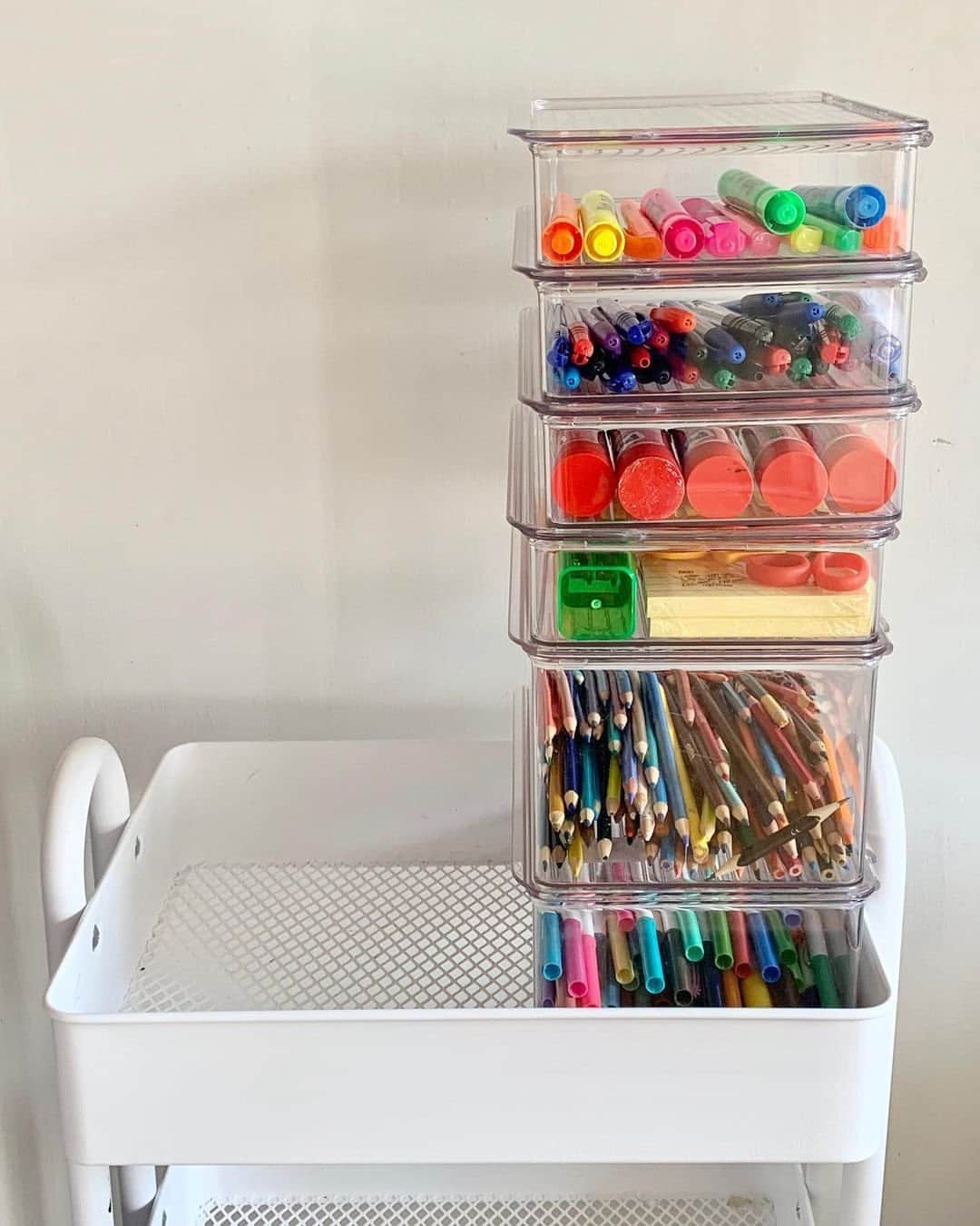 近藤麻理恵のインスタグラム：「Zoom school, but make it tidy. Photo by certified KonMari Consultant @montseorganiza.」