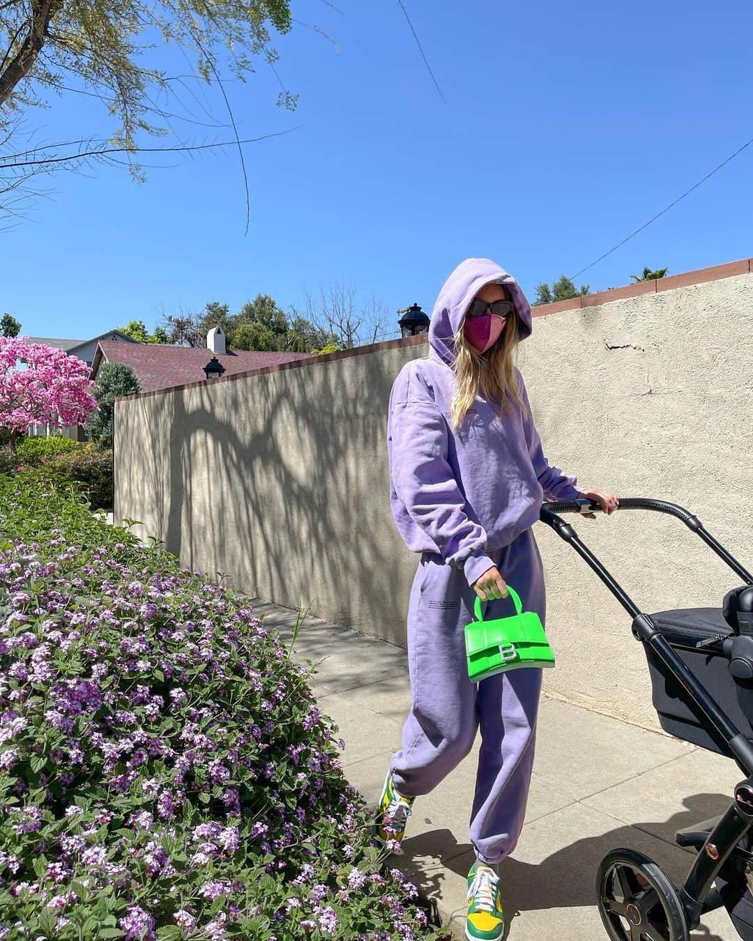 エルザ・ホスクさんのインスタグラム写真 - (エルザ・ホスクInstagram)「A pretty day in the neighborhood🌸👾🪲」4月1日 6時05分 - hoskelsa