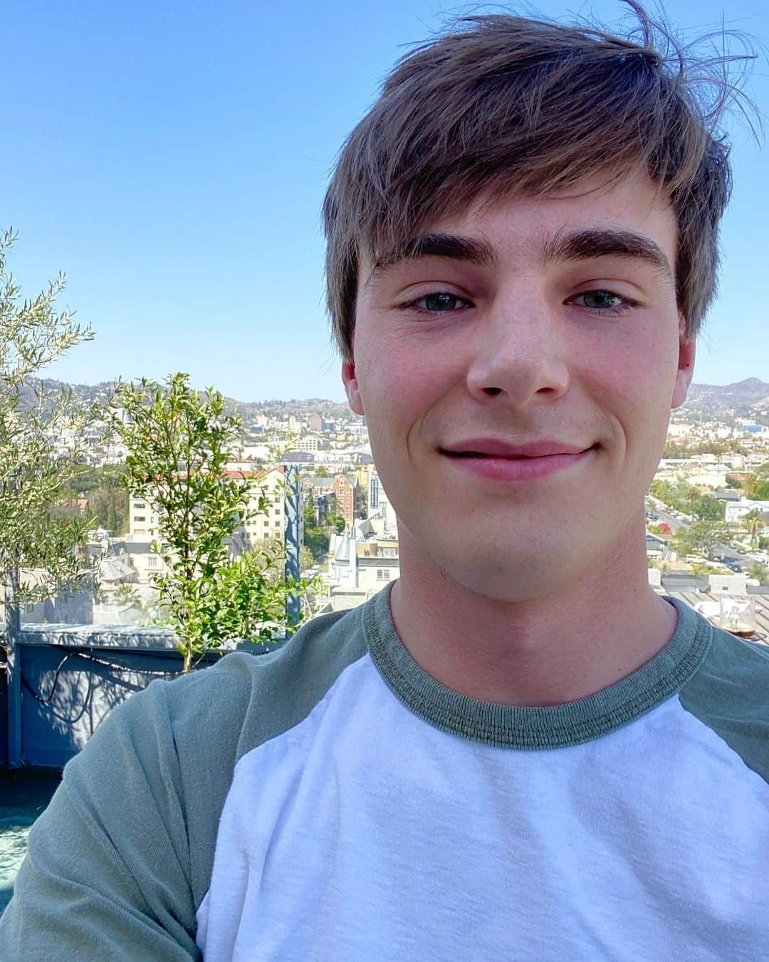 ケビン・クインさんのインスタグラム写真 - (ケビン・クインInstagram)「Hi, I’m smiling not only bc it’s sunny and beautiful out, but also bc of the response on @netflix #AWeekAway ...thank u, thank u, thank u!! kq」4月1日 6時32分 - kevingquinn