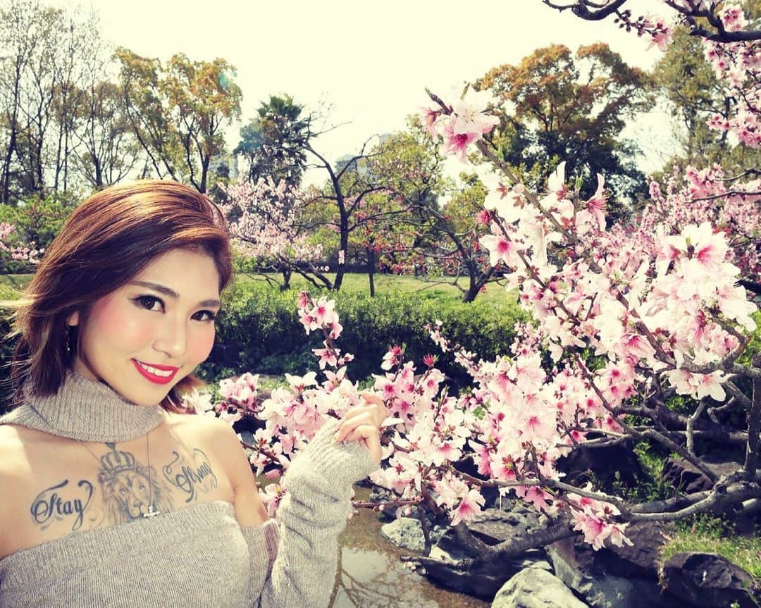 YOCHIのインスタグラム：「. 🌸 Hello April❤️ 4月はじまりーっ💓 今月もがんばろー🥰 . . #花のある暮らし#花#大好きやのに#花粉症#つらい#ポートレートモデル#タトゥー女子#ダンサー#営業マン#ライオンタトゥー」
