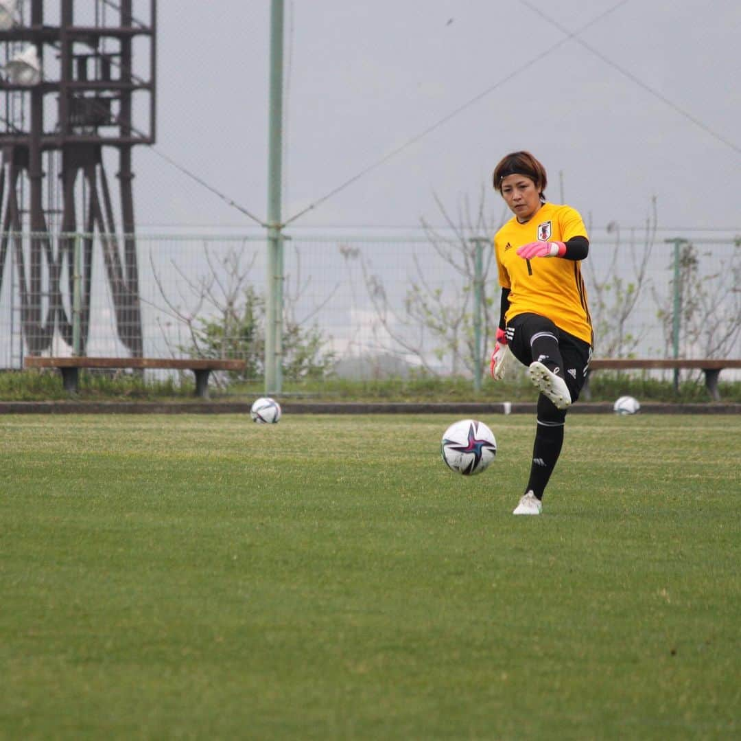 池田咲紀子さんのインスタグラム写真 - (池田咲紀子Instagram)「3/17〜31  日本代表合宿⚽️in鹿児島(霧島市、姶良市)  無事終了しました！  緊急事態宣言の延長により、 予定していた場所や日程での開催が厳しくなった中、 素晴らしいホテル、素晴らしいグラウンド、素晴らしいおもてなし　で私たちを受け入れてくださった、 鹿児島県の関係者の方々には感謝しかございません。 本当にありがとうございました。  本当に1日1日1回1回のトレーニングに集中でき、チームとしていい時間を過ごすことができました。  自分自身は、 もっともっとコンディションをあげていくことや、 もっともっと成長し、日々その自分をベースに、また更に成長できるように取り組んでいきます。  自分ができることできないこと、これから出来るようにすること、できなかったけど出来るようになったこと、 色々考えてやっぱりサッカーは楽しいと思いました😊  これからも前向きに取り組んでいきますので、 ぜひ応援よろしくお願いします。😊  池田　咲紀子  #なでしこジャパン #japanfootballassociation  #tokyoolympic」4月1日 13時06分 - sakiko_ikeda_21