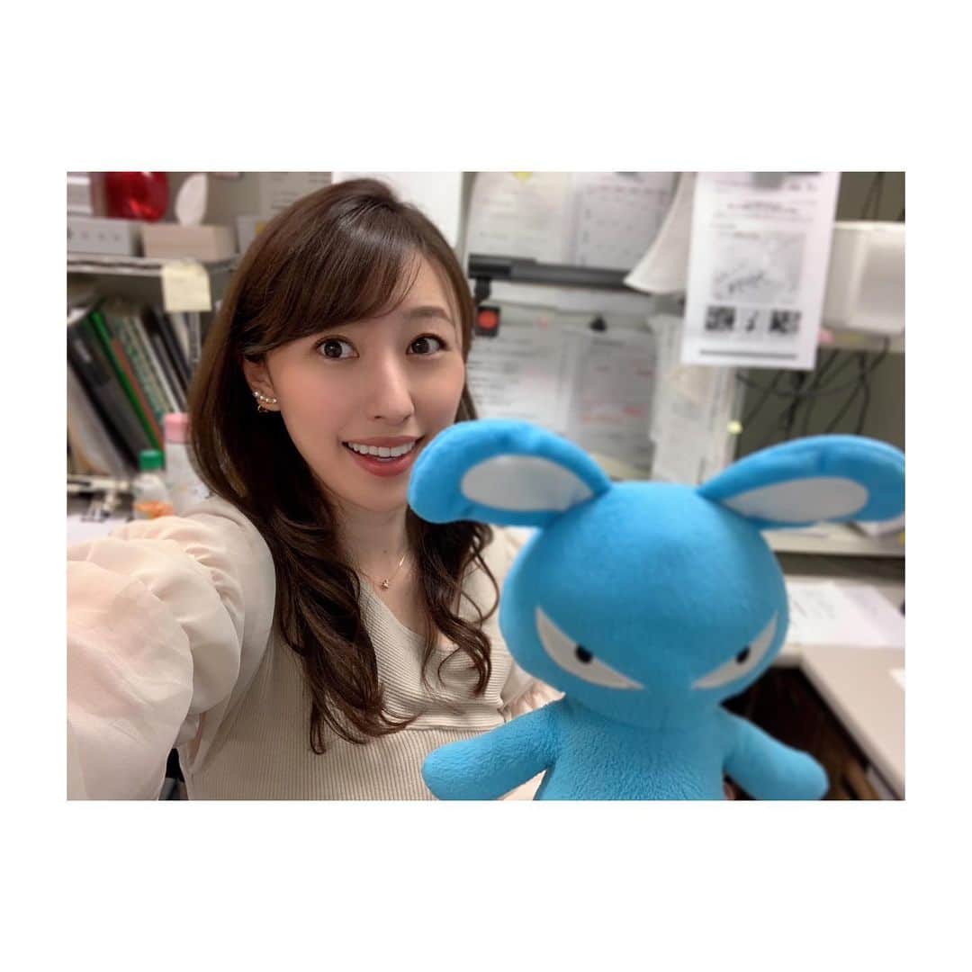 のインスタグラム：「* 新年度になりました🌸 朝のNack5ニュースを担当するようになって4年目✨ 迅速に、実直に、今後もお伝えしていきます⭐︎ 番組も少しリニューアルしているので、耳を澄ましてみてください👂  その他レギュラー・準レギュラー全て継続の方向です🙇‍♀️ 今年は各局大改編が行われた中、現状維持ができることに非常にありがたみを感じています。 コロナの蔓延により時代が変わり、私達アナウンサーの役割もどんどん変わってきているように思います。 社会人になって9年目。 ベテランと言われてもおかしくなくなってきました💦 時代の変化に柔軟に対応しつつ、 自分軸はしっかり持って 楽しむ時は思い切り楽しんで 信頼できる仲間達と切磋琢磨しながら 今年度も頑張りたいと思います🌟  改めて、よろしくお願い致します❣️  #新年度スタート  #エイプリルフール #だけど嘘は一つもありません #Nack5 #ラジっとくん　と❤︎」