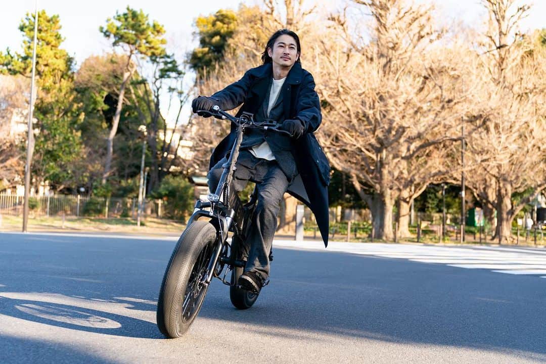 窪塚洋介のインスタグラム：「『MATE.』 マジでいい✨ 新時代のチャリ‼️  ・超パワフルな電動アシスト ・4時間充電で最大80km走行 ・折りたたみ可能 ・ファットタイヤとサスペンション付き  恵比寿のフラッグショップOPEN‼️」