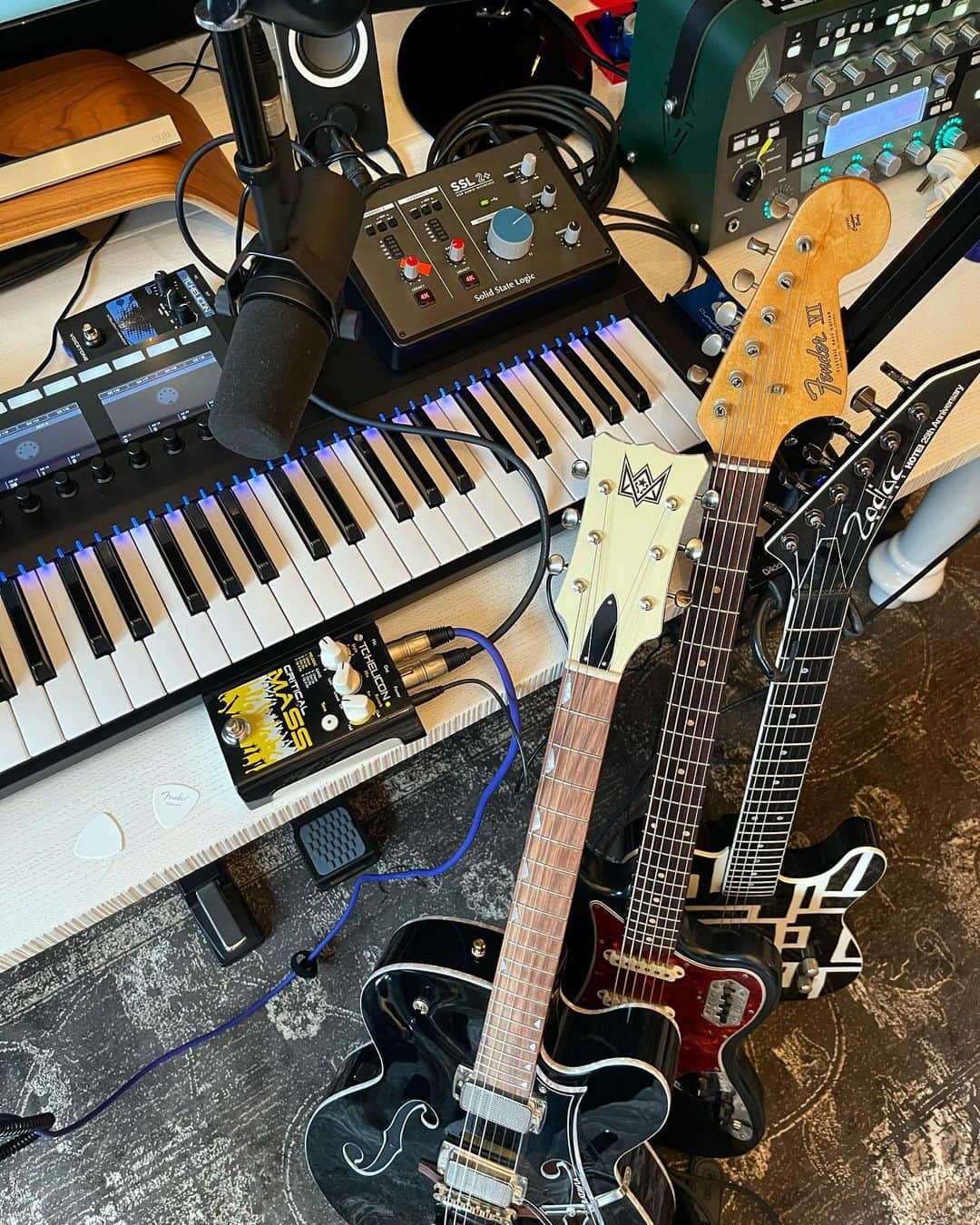 布袋寅泰さんのインスタグラム写真 - (布袋寅泰Instagram)「作曲中取っ替え引っ替えギターを弾いているとこうなる、の図。#studio #ギターにギターを立てかける」4月1日 7時55分 - hotei_official