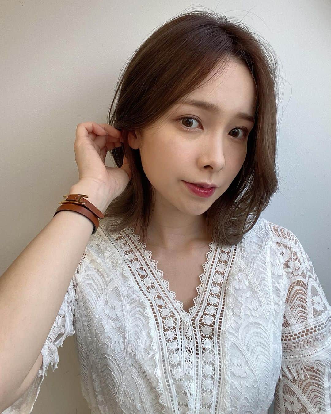 黒澤詩音のインスタグラム：「1番最後の写真をみてね😂❤️  人生初金髪です！笑  全頭ブリーチに初挑戦！ 綺麗にカラーが入って満足です✨ 色は #アッシュベージュ  担当は、 STAR TOKYO by k-two の @yoshihara69jun です✂︎  皆さんもぜひ行ってみてね♪  #newhair #newcolor #ブリーチ #ブリーチカラー #アナウンサー #ミディアム #前髪 #センター分け #レイヤースタイル」
