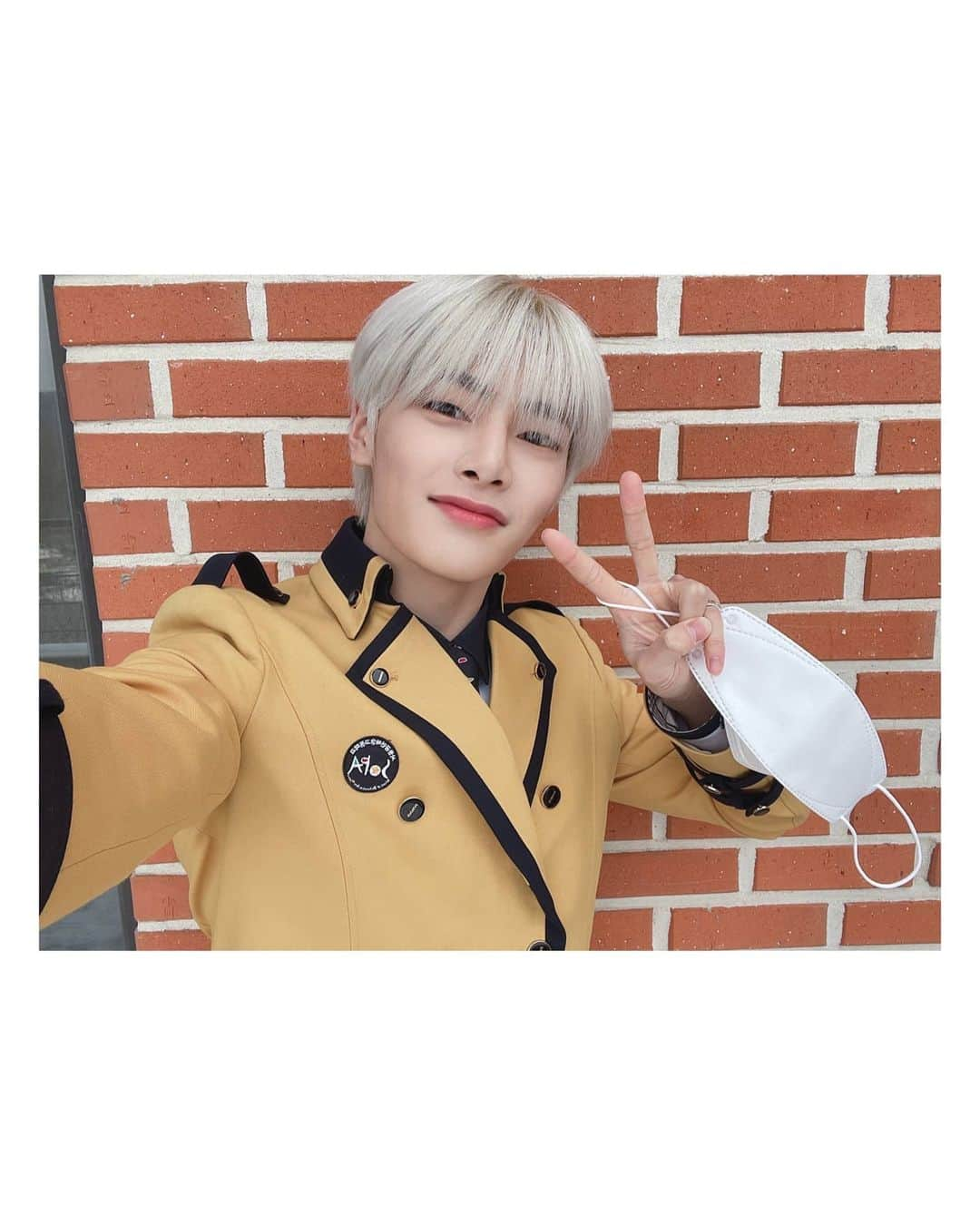 Stray Kidsさんのインスタグラム写真 - (Stray KidsInstagram)「오늘 학교 갔다 왔습니다 #광고#아이비클럽#StrayKids#STAY#만우절#IN스타그램#🦊」4月1日 9時03分 - realstraykids