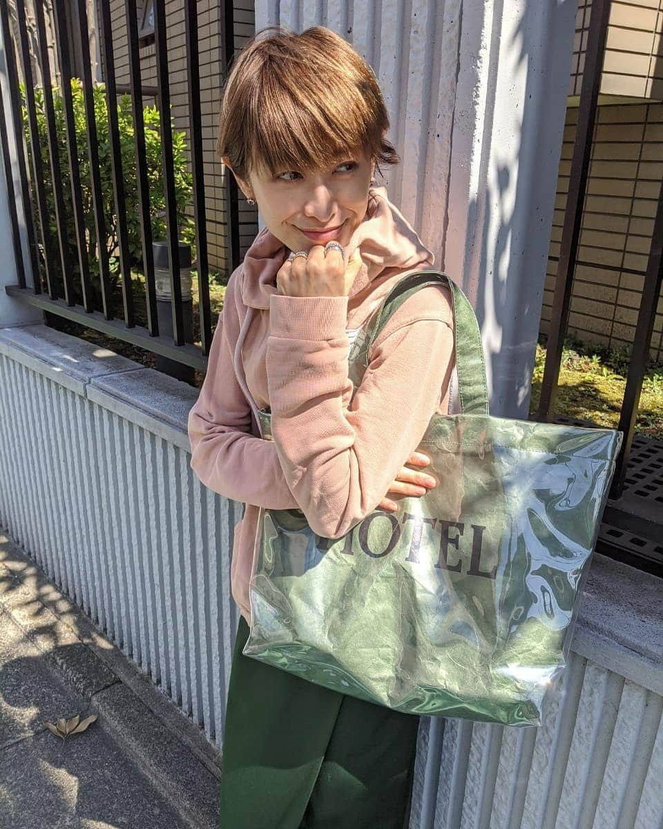 山田優さんのインスタグラム写真 - (山田優Instagram)「おはよーーーーーございます！  昨日は最強の日でしたが 皆さんは何かやりましたか？  私はお財布を買えてみたよ🎵 近々、バックの中身でも載せてみます😆プププ  今日も１日 素敵な日を過ごせますように❤️  #いつかのしふく  #ゆうのしふく  #yusoutfit  #outfit  #tops #maisonmargiela  @maisonmargiela  #papaのを借りたのでメンズだよ  #skirt #norc  @norc.jp   #bag #theweekendhotel @the_weekend_hotel  #大きいカーキもGETです  #snikers #nike  @nike   ４、５、６枚目の写真は、 写真撮ってたら警察の方に ゆっくりどーぞ。と言われ 恥ずかしくなってしまったやーつ。w」4月1日 9時29分 - yu_yamada_