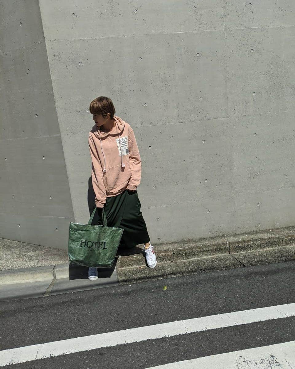 山田優さんのインスタグラム写真 - (山田優Instagram)「おはよーーーーーございます！  昨日は最強の日でしたが 皆さんは何かやりましたか？  私はお財布を買えてみたよ🎵 近々、バックの中身でも載せてみます😆プププ  今日も１日 素敵な日を過ごせますように❤️  #いつかのしふく  #ゆうのしふく  #yusoutfit  #outfit  #tops #maisonmargiela  @maisonmargiela  #papaのを借りたのでメンズだよ  #skirt #norc  @norc.jp   #bag #theweekendhotel @the_weekend_hotel  #大きいカーキもGETです  #snikers #nike  @nike   ４、５、６枚目の写真は、 写真撮ってたら警察の方に ゆっくりどーぞ。と言われ 恥ずかしくなってしまったやーつ。w」4月1日 9時29分 - yu_yamada_