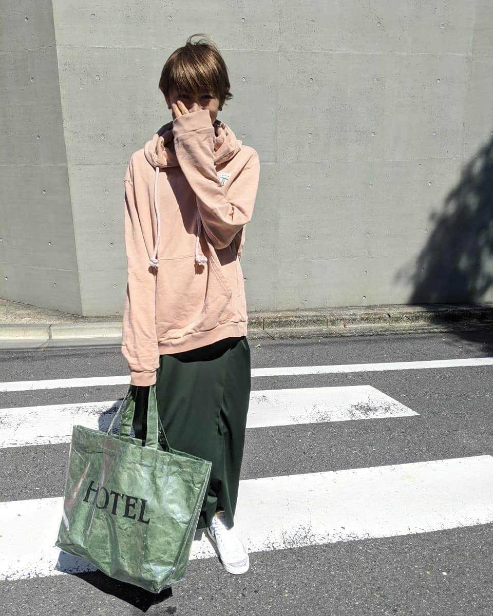 山田優さんのインスタグラム写真 - (山田優Instagram)「おはよーーーーーございます！  昨日は最強の日でしたが 皆さんは何かやりましたか？  私はお財布を買えてみたよ🎵 近々、バックの中身でも載せてみます😆プププ  今日も１日 素敵な日を過ごせますように❤️  #いつかのしふく  #ゆうのしふく  #yusoutfit  #outfit  #tops #maisonmargiela  @maisonmargiela  #papaのを借りたのでメンズだよ  #skirt #norc  @norc.jp   #bag #theweekendhotel @the_weekend_hotel  #大きいカーキもGETです  #snikers #nike  @nike   ４、５、６枚目の写真は、 写真撮ってたら警察の方に ゆっくりどーぞ。と言われ 恥ずかしくなってしまったやーつ。w」4月1日 9時29分 - yu_yamada_