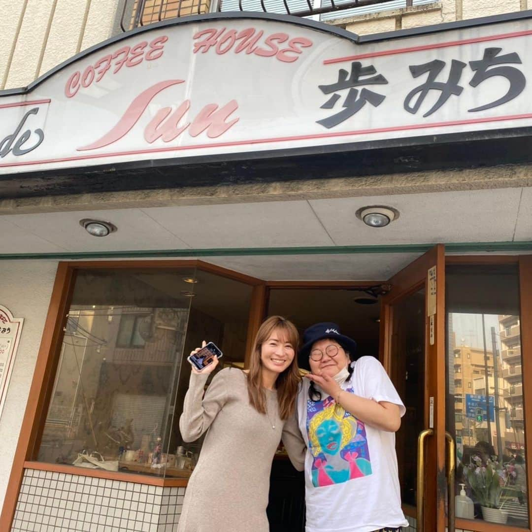 新山千春さんのインスタグラム写真 - (新山千春Instagram)「わたしにとんでもない安心感とか あたたかさを与えてくれる 大好きなひーちゃん💜に ひーちゃんの家族に どうしても 会いたい日でした✨💐  出会えて幸せって 思わせてくれる 心から大好きな❤️人！！  ひーちゃんの人柄も 絵🖼も大好きで、、  いつもわたしの家の真ん中とか 寝室にもひーちゃんの絵が必ず置いてあって、会えなくても 優しさをもらってるんだ💜  この先もずっとずぅーーっと 仲良しでいたいなって 思う大事な人🌹✨  アート芸人の✨🎨  ピン芸人ひとみちゃん✨  @japanesecomedianart.hitomi   #大事な人 #新山千春 #su歩みち #cafe  マスクは いつも @mevow_official   ワンピは @searoomlynn_official ✨  📱ホーム画面は、もあ👐🏼」4月1日 10時04分 - chiharuuu_0114