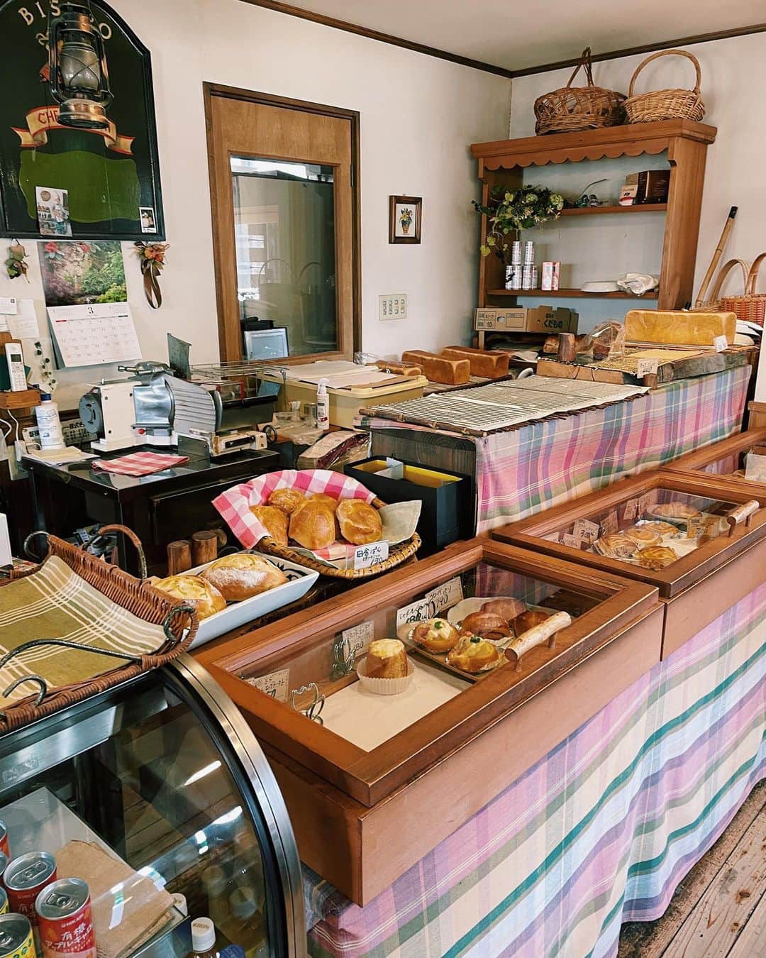 原田沙奈子さんのインスタグラム写真 - (原田沙奈子Instagram)「あさごぱんの4/1、新年度。  美味しい美味しいパンは福島県の裏磐梯にある#パン工房ささき亭 。 湖畔にあるホッコリあたたかく可愛いお店🌳  カブとラディッシュとパクチーのマリネと卵焼きに#studioprepa のティーポットにいれたフルーツティーの香りが、もぅ♡ （カブと卵焼きは#遠藤岳 さんの器）  雪の上に落ちてたネコヤナギは福島から一緒に帰ってきて小さなグラスへ。  おかげで新年度は心地よく開始できたかな。  #おうちごはん#あさごはん」4月1日 10時29分 - sanakoharada