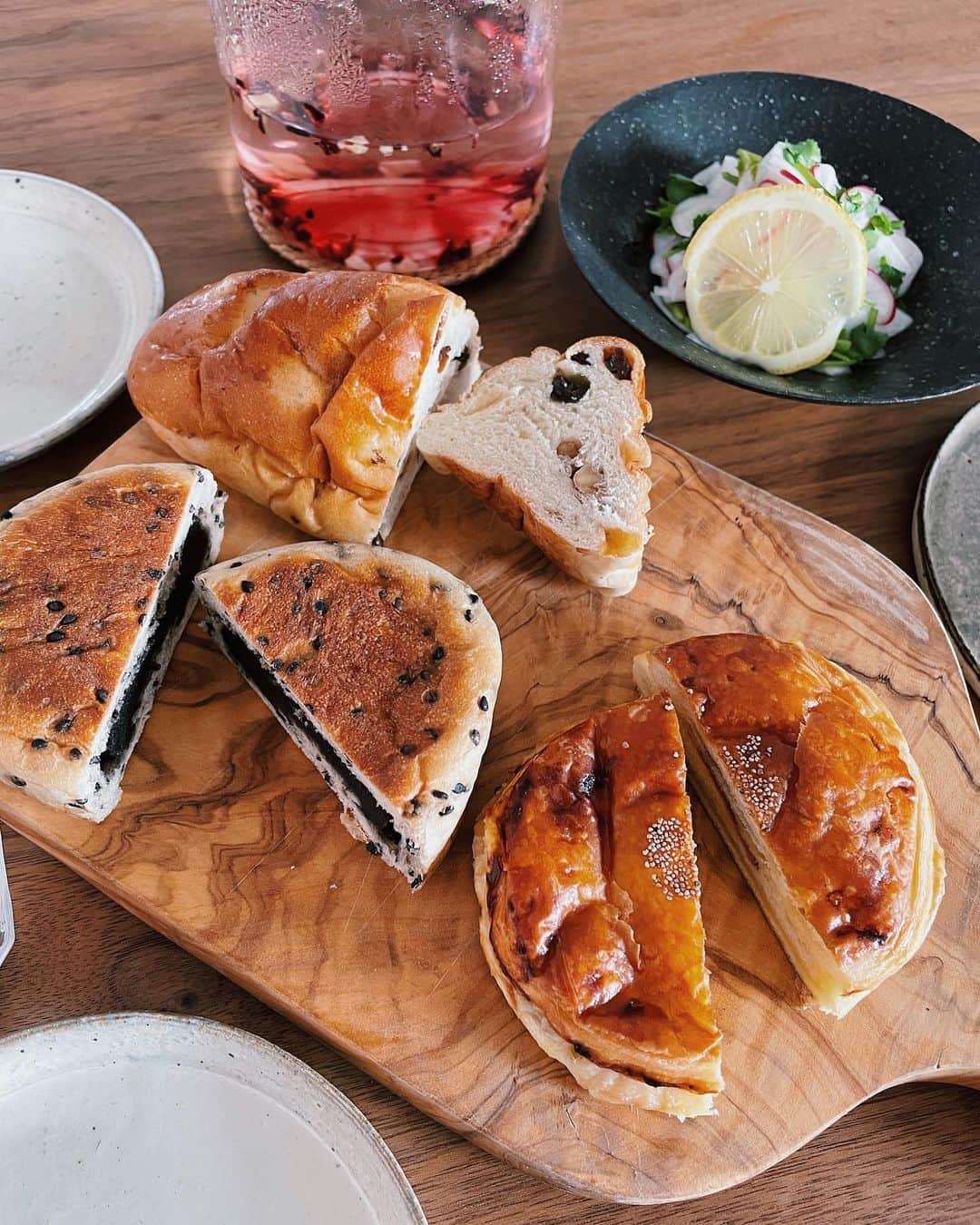 原田沙奈子さんのインスタグラム写真 - (原田沙奈子Instagram)「あさごぱんの4/1、新年度。  美味しい美味しいパンは福島県の裏磐梯にある#パン工房ささき亭 。 湖畔にあるホッコリあたたかく可愛いお店🌳  カブとラディッシュとパクチーのマリネと卵焼きに#studioprepa のティーポットにいれたフルーツティーの香りが、もぅ♡ （カブと卵焼きは#遠藤岳 さんの器）  雪の上に落ちてたネコヤナギは福島から一緒に帰ってきて小さなグラスへ。  おかげで新年度は心地よく開始できたかな。  #おうちごはん#あさごはん」4月1日 10時29分 - sanakoharada