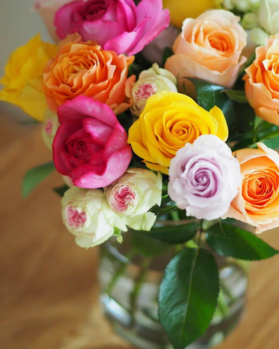 根岸由香里さんのインスタグラム写真 - (根岸由香里Instagram)「. 今日からバラ組に進級。 バラ組さんになるのを楽しみにしていた娘に色々な種類が入った薔薇の花束をプレゼント💐 沢山の種類がある事を知って欲しいから色々な種類を入れたいと @fuga_tokyo でリクエストしたら、フローリストのお兄さんがそれぞれの名前をカードに書いてくれました。素敵なホスピタリティ。」4月1日 22時18分 - yukarinegishi