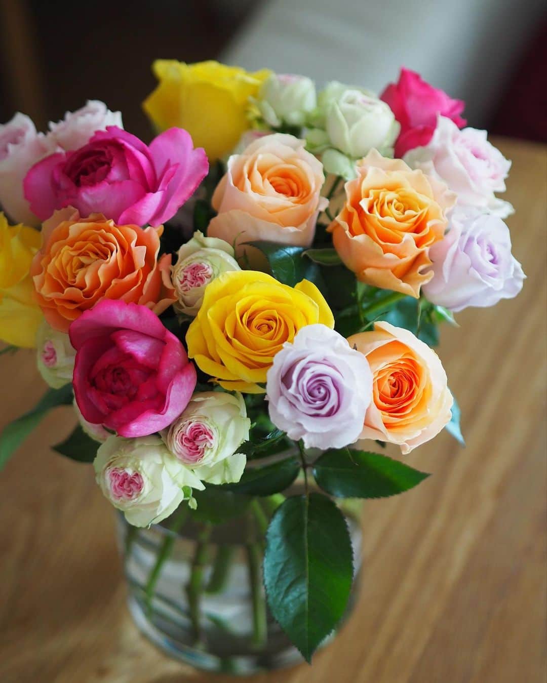 根岸由香里さんのインスタグラム写真 - (根岸由香里Instagram)「. 今日からバラ組に進級。 バラ組さんになるのを楽しみにしていた娘に色々な種類が入った薔薇の花束をプレゼント💐 沢山の種類がある事を知って欲しいから色々な種類を入れたいと @fuga_tokyo でリクエストしたら、フローリストのお兄さんがそれぞれの名前をカードに書いてくれました。素敵なホスピタリティ。」4月1日 22時18分 - yukarinegishi