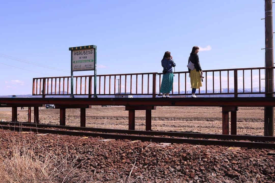 芳賀愛華さんのインスタグラム写真 - (芳賀愛華Instagram)「. 今日から4月🌸🌸🌸 新入生、新社会人の方おめでとうございます☺️‼︎ . 春は自然と気持ちがわくわくするから好き🥰 . 写真はこの時期の思い出pic📷 @osaoosao ちゃんと札沼線が一部廃線される前に行った時の🛤 . 車に乗って出かけることが多くて JRに乗ってゆっくり景色見ながらの旅って そんなになかったっていうのもあって かなりテンション上がってる様子🤭🙈笑 ゆっくりまた旅に行きたいなぁ☺️🌸 . . . #列車旅#JR#汽車#札沼線#札沼線の旅#新十津川駅#女子旅#北海道#新十津川#JR北海道」4月1日 22時13分 - aika_haga