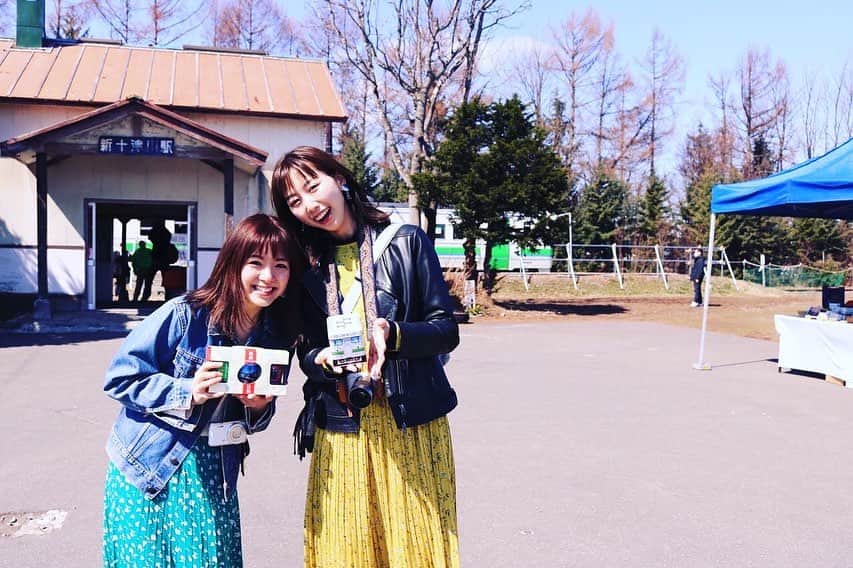 芳賀愛華のインスタグラム：「. 今日から4月🌸🌸🌸 新入生、新社会人の方おめでとうございます☺️‼︎ . 春は自然と気持ちがわくわくするから好き🥰 . 写真はこの時期の思い出pic📷 @osaoosao ちゃんと札沼線が一部廃線される前に行った時の🛤 . 車に乗って出かけることが多くて JRに乗ってゆっくり景色見ながらの旅って そんなになかったっていうのもあって かなりテンション上がってる様子🤭🙈笑 ゆっくりまた旅に行きたいなぁ☺️🌸 . . . #列車旅#JR#汽車#札沼線#札沼線の旅#新十津川駅#女子旅#北海道#新十津川#JR北海道」
