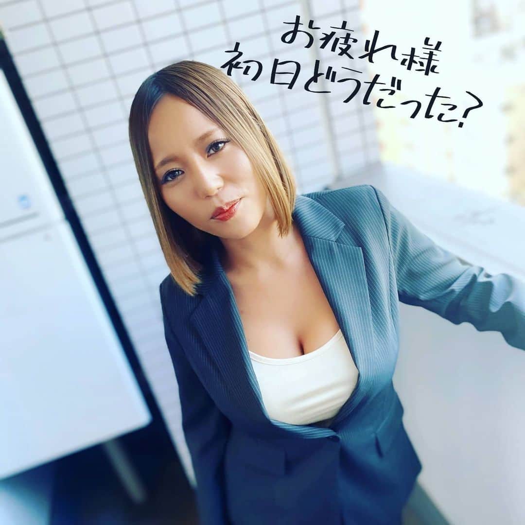 西條るりさんのインスタグラム写真 - (西條るりInstagram)「ファンサイト、4月のサイジョーはオフィスで😆✌️I’ll show you my office style on April✒️」4月1日 20時50分 - saijou_ruri