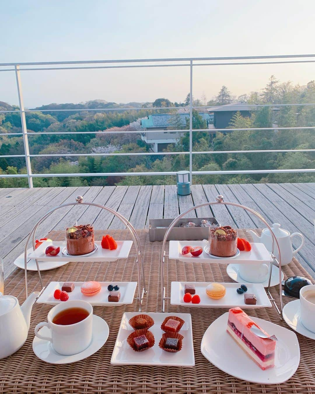 ゆうたむさんのインスタグラム写真 - (ゆうたむInstagram)「🍰🍰🍰 . . . 鎌倉山の素敵な景色⛰ と、 アフタヌーンティー🫖🌸 . . お洒落なアイちゃんと💓💓👭 . . 山の桜も綺麗でした🌸☺️ . #アフタヌーンティー  #afternoontea  #鎌倉 #cafe #카페」4月1日 20時43分 - yuutamu_non