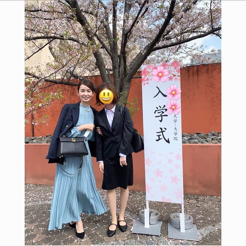 のインスタグラム：「* * 4月1日 娘の入学式でした🌸 * 保護者は参列できず だったので 終了後 写真だけ撮りました * 楽しい学校生活が送れますように✨ * #入学式」