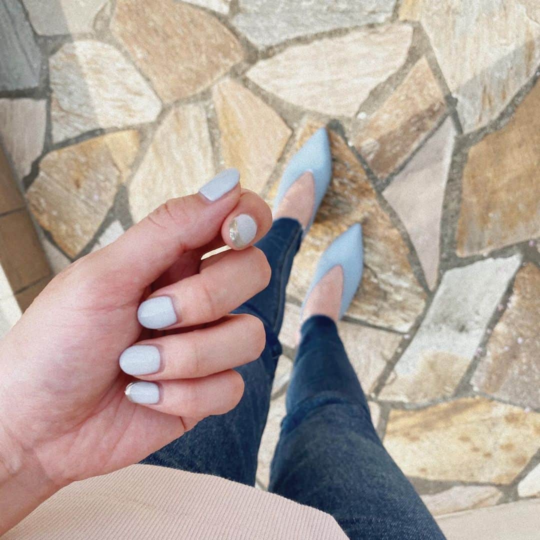 のインスタグラム：「new nail 💅🏼♡ 最近ハマってるくすみブルーカラー✨ 春らしくてお気に入り☺️  今回も @lapis_kotoko ちゃんにお願いしました💕 いつも可愛いネイルありがとうございます🌟  なにより、いつもおしゃべりが楽しい😚  ことこちゃんから特別なクーポンもいただいているのでよかったら使ってください❤️  【❥➟Special.coupon*】 せがしぃのSNSを見ました！で、  •ジェルやり放題→¥9500 •アート4本コース→¥7500 •ワンカラー、ラメグラデ→¥5500 •カラーグラデーション→¥6000 •フレンチ(クリアベース)→¥6500  ❤︎オフ無料！コーティング込み！ (※ご新規様のみご利用可能です)  担当⋆kotoko⋆の  instagram ( @lapis_kotoko ) Twitter ( @lapis_kotoko )  foot ( @lapis_manami )  *お問い合わせ&ご予約* (☎︎)︎03-6233-7189 住所 〒160-0021 東京都新宿区歌舞伎町1-26-6 灯ビル8F  #nail #ネイル #ネイルデザイン #くすみブルー #youtube #youtuber」