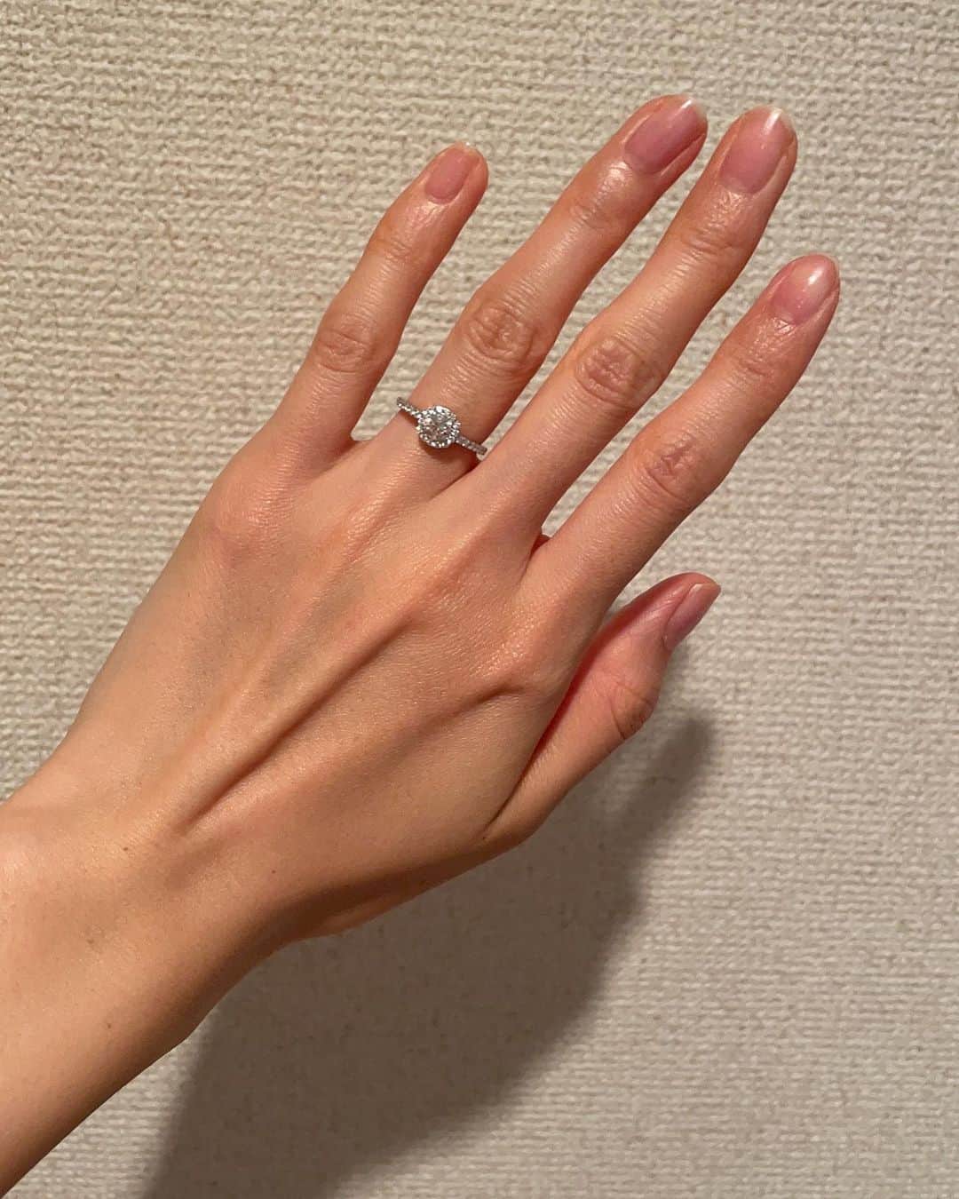 伊藤由佳さんのインスタグラム写真 - (伊藤由佳Instagram)「何日か前に結婚指輪をクリーニングに出したので、ここ最近エンゲージリングをして過ごしていました☺️﻿ ﻿ プロポーズの何ヶ月か前から秘密裏に準備していてくれていたリング…💍﻿ キラキラが沢山あってお気に入りです❤︎﻿ 結婚指輪と重ねても可愛い＾＾﻿ ﻿ そんな結婚指輪も今日返ってくるそうです。﻿ ていう、急にリングのお話🤭💗﻿ ﻿ ﻿ ﻿ #エンゲージリング #結婚指輪 #💍 #ジュエリー #ハンドモデル #手 #リング」4月1日 21時08分 - yuka4674
