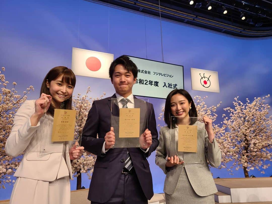 フジテレビアナウンサーのインスタグラム：「アナウンサー2年目の德田聡一朗です！  今日はなんと… 1年越しの入社式を執り行っていただきました🌸  コロナの影響で去年は入社式が中止となり、とても残念に思っていたのですが…今回入社式を開催していただき、本当に嬉しいです！ずっと心のどこかにつっかえていた物が取れたような感覚で、感謝の気持ちで溢れております。  しかし喜んでばかりはいられません。 なぜなら私たちももう、2年目の先輩だからです😂  後輩の見本となる先輩になれるよう、これからも気を引き締めて、アナウンサーとしての責務を果たしていきたいと思います！  写真は今日の入社式で撮影したものです。 1年前の写真と比べて、少しは成長していますでしょうか？笑 今後ともよろしくお願いいたします！！  #入社式 #フジテレビアナウンサー #佐久間みなみ #德田聡一朗 #渡邉渚 #早起きは三文の德だ」