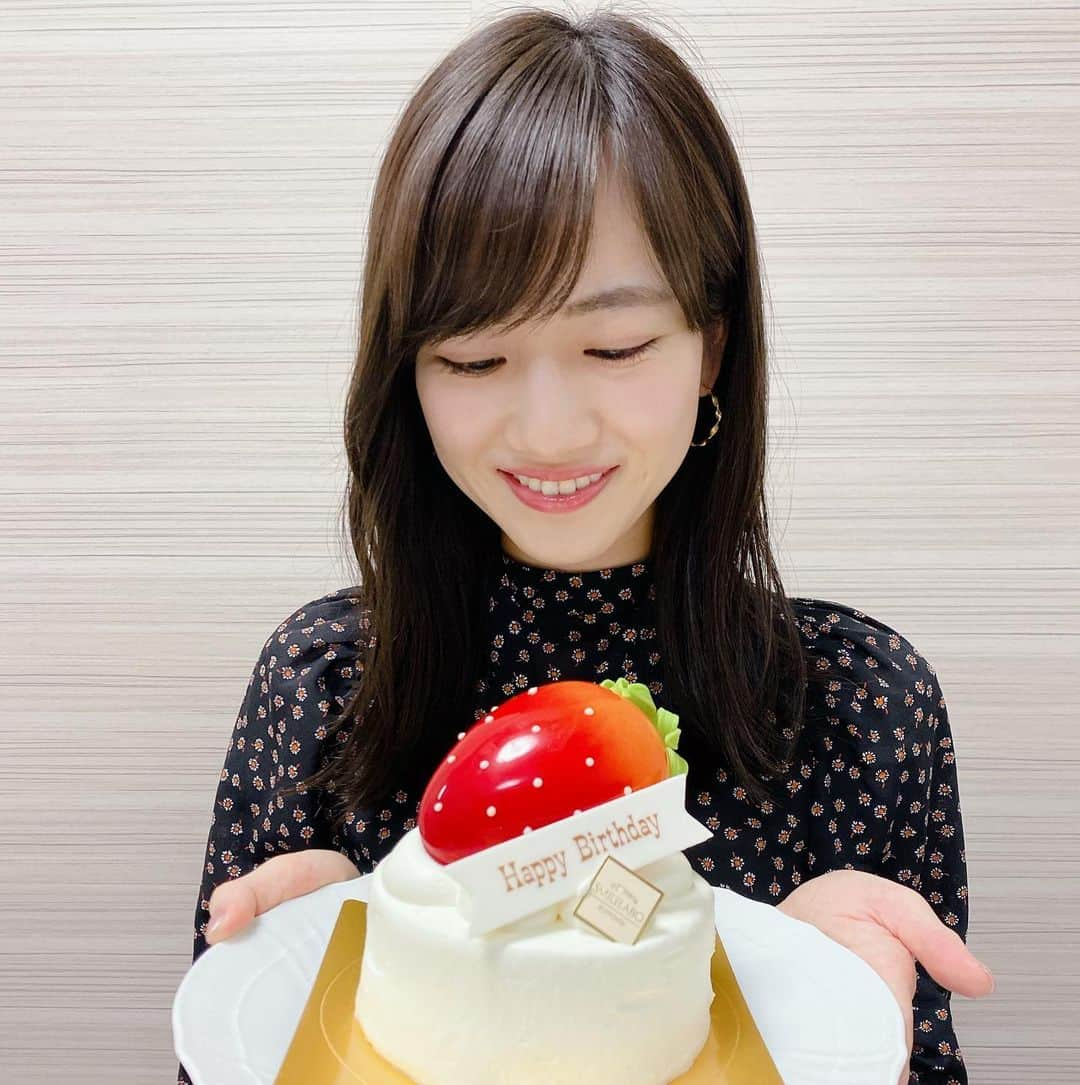 釜井美由紀さんのインスタグラム写真 - (釜井美由紀Instagram)「3.30🤍﻿ 27歳になりました☺️﻿ ﻿ 誕生日を迎えた瞬間は勤務中だったのですが…﻿ スタッフの皆さんからケーキを頂きました🎂﻿ ありがたい🥺💓﻿ ﻿ メッセージをくださった皆さんも、ありがとうございます♡﻿ ﻿ 今日から新年度！﻿ 感謝の気持ちを忘れず、﻿ 気持ちを新たに また一年頑張ります✨﻿ ﻿ ﻿ #birthday #27th #🍓 #distance﻿ #昨日は #福島アナからも #感謝」4月1日 21時22分 - miyuki.kamai