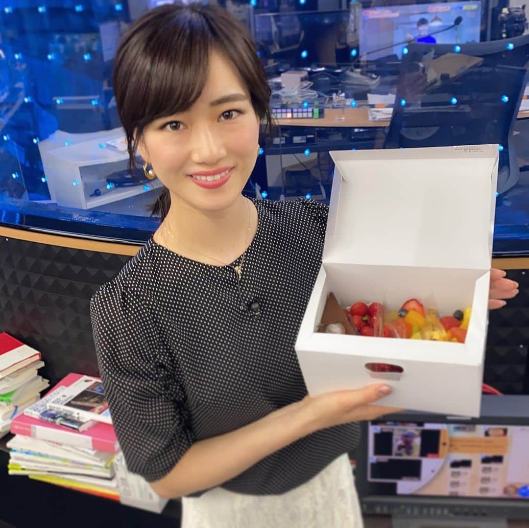 釜井美由紀さんのインスタグラム写真 - (釜井美由紀Instagram)「3.30🤍﻿ 27歳になりました☺️﻿ ﻿ 誕生日を迎えた瞬間は勤務中だったのですが…﻿ スタッフの皆さんからケーキを頂きました🎂﻿ ありがたい🥺💓﻿ ﻿ メッセージをくださった皆さんも、ありがとうございます♡﻿ ﻿ 今日から新年度！﻿ 感謝の気持ちを忘れず、﻿ 気持ちを新たに また一年頑張ります✨﻿ ﻿ ﻿ #birthday #27th #🍓 #distance﻿ #昨日は #福島アナからも #感謝」4月1日 21時22分 - miyuki.kamai