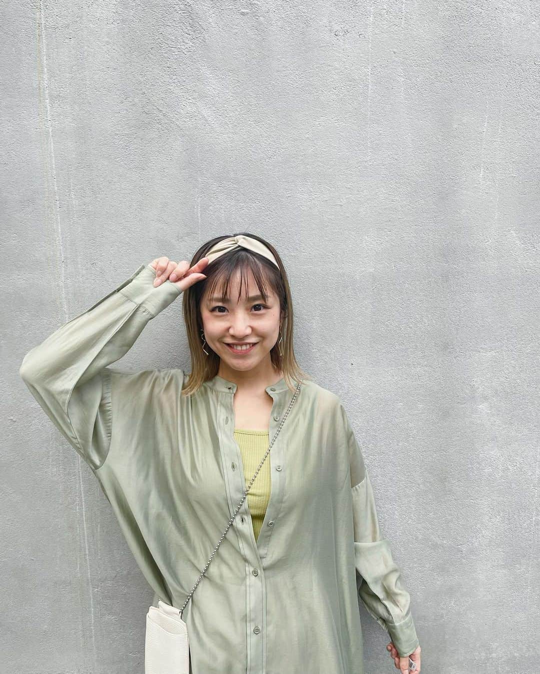 本橋優華のインスタグラム：「エイプリルフールはミントカラーでまとめました☺︎ 何でかな。笑  シアーシャツワンピがお安くなってたのでget 面白い嘘が思いつかないので今年は静かにしときます☺︎  #mint#mintgreen#ss#sheer#longshirt#ootd#tokyo #シアーシャツ#シャツワンピース#ミントグリーン  #パルクロウィーク」