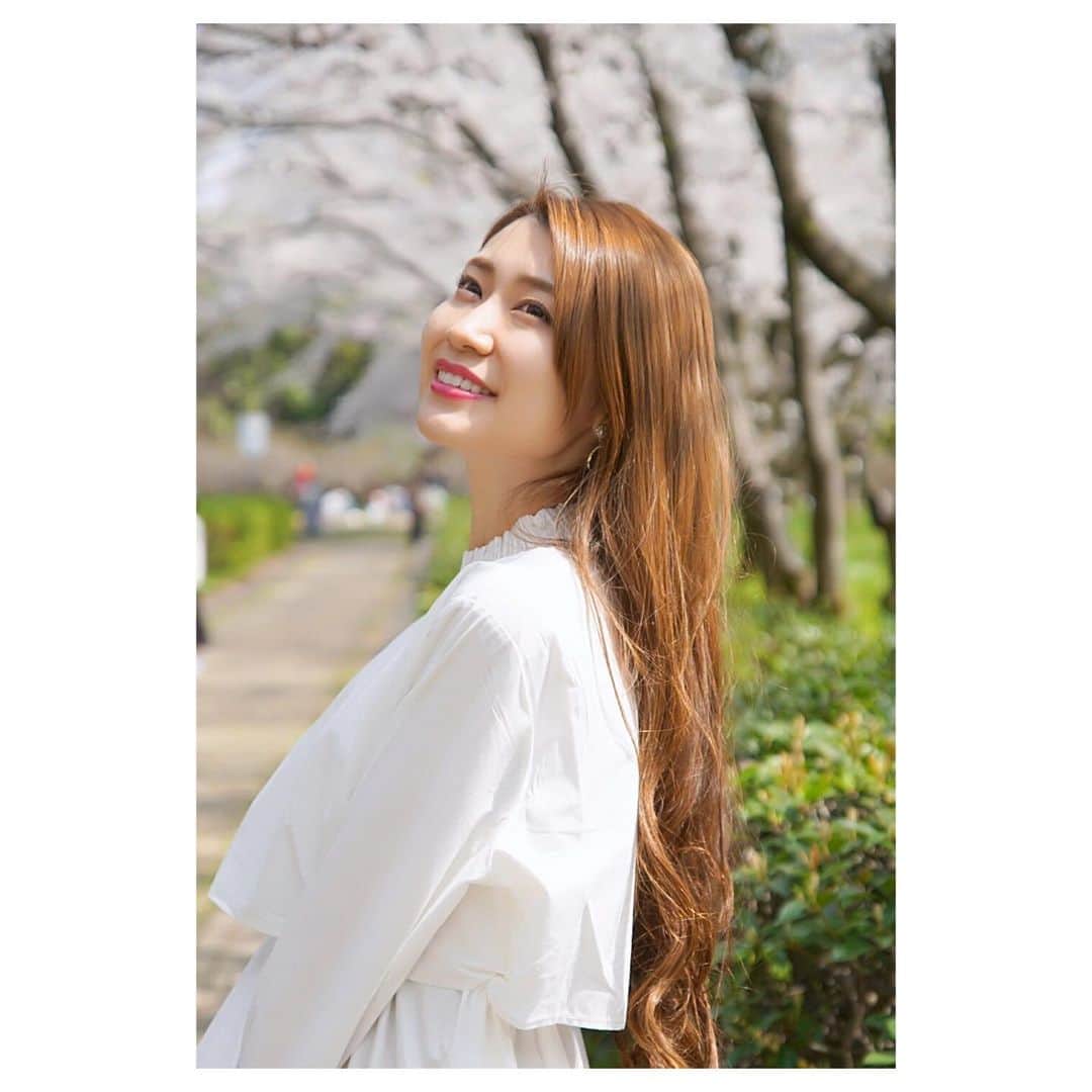 のインスタグラム：「. 今日からもう4月！！！🌸 早いなぁ😳桜ももう散りかけやし🥲 お花見はできなかったけど 桜の下で撮影できてよかった💓 . #春 #桜 #撮影 #モデル #spring #cherryblossom #shooting #model #봄 #벚꽃 #찰영 #모델 #🌸 #followme #instaphoto #instagood」