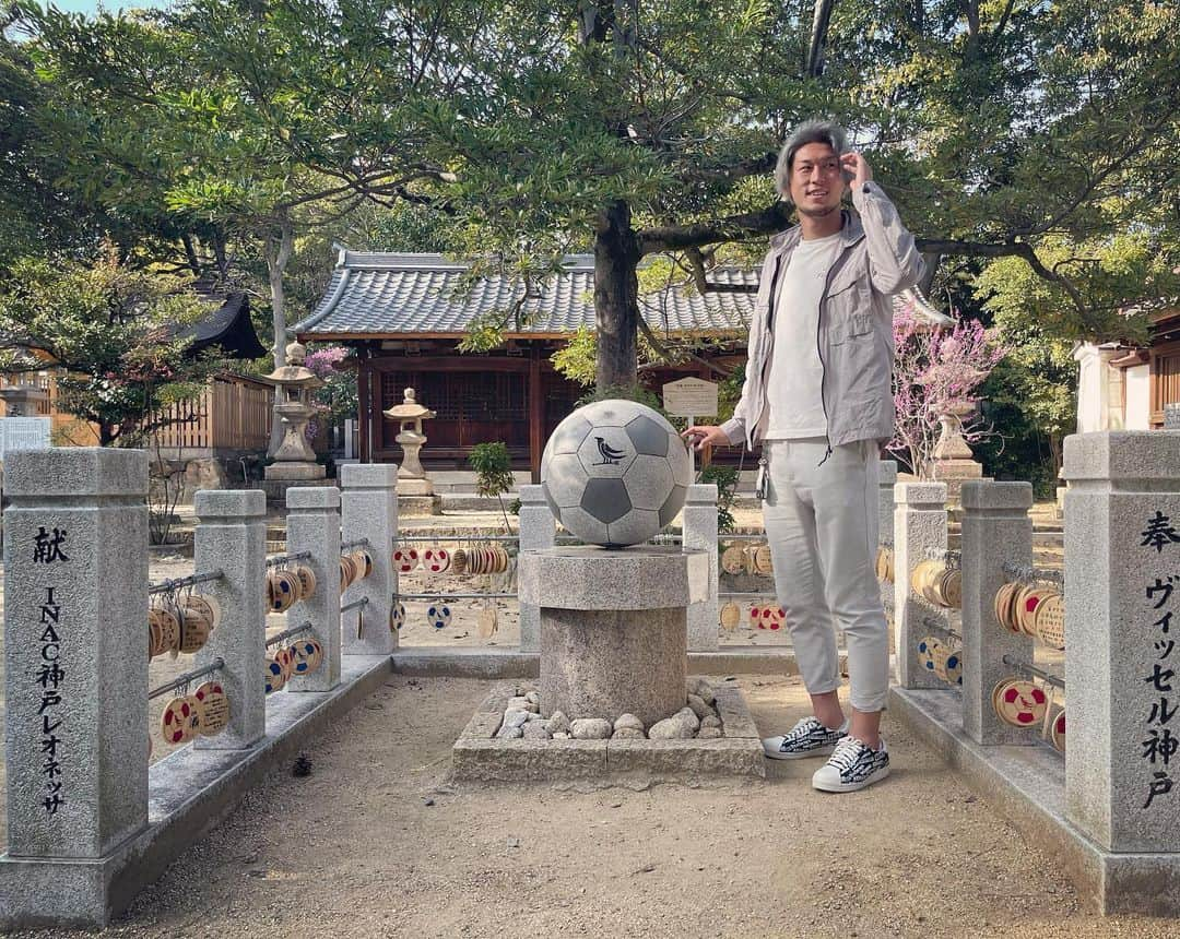 菊池流帆のインスタグラム：「4月1日。春の始まり。 弓弦羽神社。 神社巡り。桜が本当に綺麗な日々。  絵馬がたくさんあって、 プロサッカー選手になりますようにとか日本代表の10番になれますようにとか得点王になれますようにとかたくさんあって懐かしい感覚を思い出した。 なんか体大の子もユースの子のもあったな。見ちゃってごめんなさい。  その中でとても嬉しかったのがヴィッセル神戸がACL優勝できますようにという絵馬があった。 たくさんの期待と応援があったんだなと改めて感じさせてくれた。 あの舞台にまた戻たいね。 本当に日々の応援とサポートに感謝です。 いつもありがとうございます。 でもちなみにまだまだこれからACL獲る気満々ですよ。  僕も便乗して絵馬書いちゃいました。 内容は秘密ですけどね。  エイプリルフールだけどこれは本気ね。 そんな文化俺には通用しないぞ！ #ダビドリューホ #ダビドハナミチ #サクラギリューホ #竈門炭治郎リューホ #羽生リューホ #スピードスケートリューホ #八咫烏 #銀髪にしたら人生が変わった #ピアス開けたら人生が変わると言われた #あの日を思い出した #なにがかわった #耳に穴が空いただけだった #ピアッサーを探し求め歩いたひざ小僧 #モンスターハンター欲しい #圧倒的太刀派です #体力ゲージがないといつ倒せるかわからないドキドキ感 #その前にやられてしまうのではないかという焦り #猫が強いと安心するむしろ俺の分までやったってくれ #毒を使う生物いやだ負けた時のまたラスボスまで行く手間めんどくさいなんか一回勝ったわよっしゃって思ったら逃げられてまた戦わないといけないのめんどくさい好きと繋がりたい #協力プレイで助け合いしたい好きと繋がりたい #白菜好きと繋がりたい #自由気ままなペガサス  #なんやねんそれ #自由って打ったらでてきたんよ #でもそれって大事なのかも #31はやっぱりポッピングシャワー  #それはわかる #あのパチパチ感たまらんねん #トリプルポップかダブルで迷うねん #トリプルにしちゃうと味は3つ楽しめるんやけどどうしても単体がちっちゃくなるのよ」