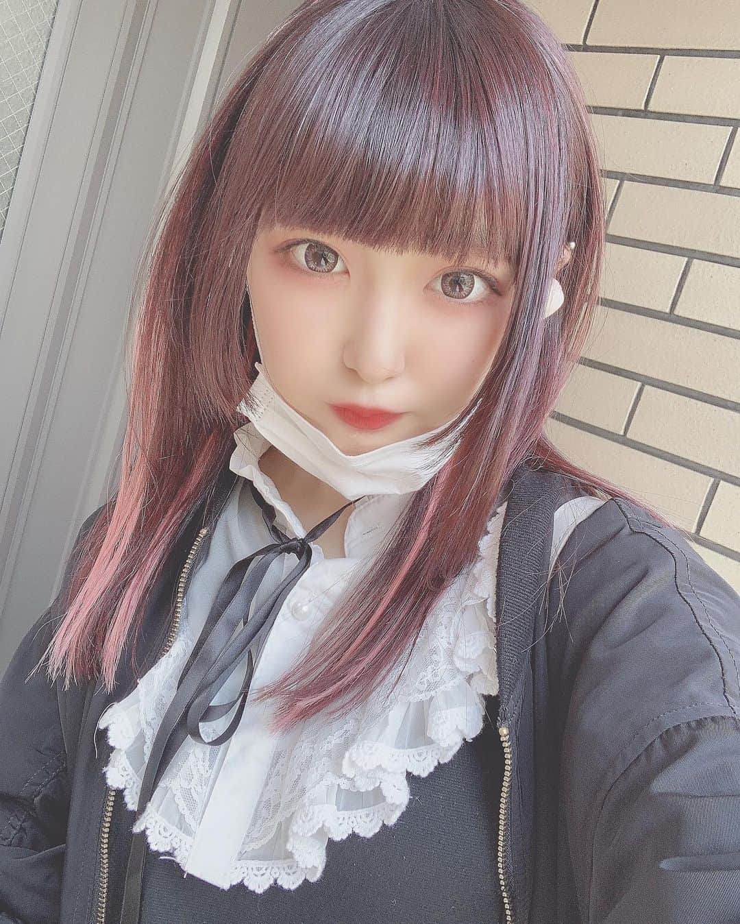 高梨あいのインスタグラム：「🌸 髪の毛染めたー！ 4月は誕生月です（重要） ・ ・ ・ #selfie #自撮り #自撮り女子 #19歳 #19yearsold #19years  #ピンクメッシュ #シールエクステ」