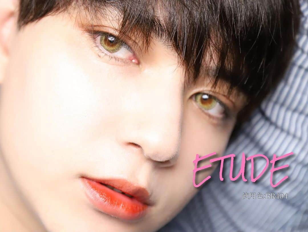 Tommyのインスタグラム：「男の美容コラム 第331弾 僕が初めて使用した韓国コスメ『ETUDE』の懐かしのティント💋  初めて使用した頃はまだSHINeeと2NE1のダラがブランドのイメージキャラクターで、両方好きだった僕にとってはここのアイテム使う以外の選択肢はなかったのです！笑  その中でも唇の色を染めるように使えるティントはメイク初心者の僕にも手に取りやすかった(価格的にも笑)  久々にバラエティショップで見つけて買ってしまったが、やはり安い！そして可愛い😭❤️  懐かしさから手に取ってみたアイテムでした🥺🌸  ミューリーロマンス ディアダーリン ウォータージェルティント BR404(＊使用色) RD309  #etudehouse #etude #エチュードハウス #エチュード #ティントリップ #韓国コスメ #koreacosmetic #koreacosmetics #先取りコスメ  #コスメ好きさんと繋がりたい #美容好きさんと繋がりたい #beauty #cosmetics #cosme #beautyblog #beautygram #beautylover #instabeauty #instadaily #뷰티 #화장품 #美容 #コスメ #スキンケア #メイク #美容男子 #男の美容コラム #tommybeautytime」