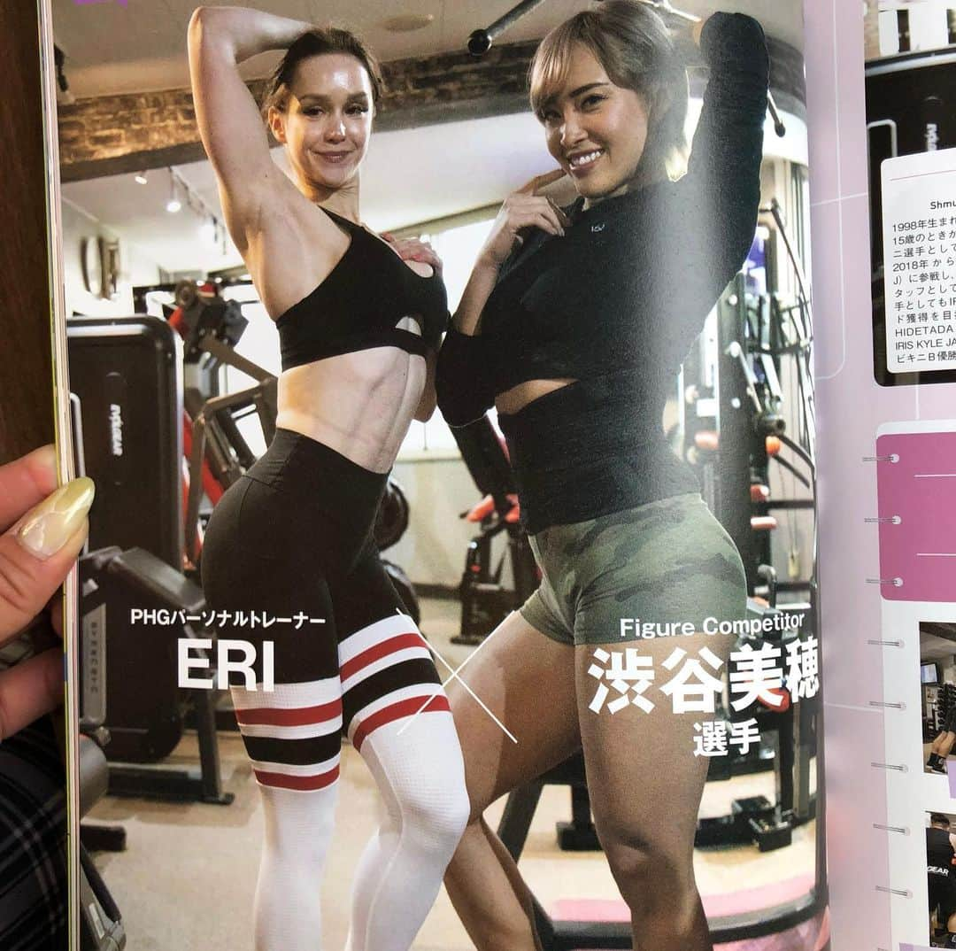 渋谷美穂さんのインスタグラム写真 - (渋谷美穂Instagram)「雑誌FITNESS WORLD 11号📕﻿ 発売されました😄😄😄✨﻿ ﻿ 🌸今回新企画🌸﻿ 注目選手に１日入門！トレ体験＆プチ対談﻿ というコーナーにて特集していただきました🥲﻿ ﻿ エリちゃんとのガチトレ🔥 終始笑いが絶えなくて本当に楽しかった🤣❗️﻿ 内容は私の普段の肩トレを一部公開してます﻿ 本当は教えたくなかったw肩トレの締めや舞台前パンプにやっている必殺技をお伝えさせていただきましたので、 見た方はぜひやってみてください😊🙌🏽🌈﻿ ﻿ ﻿ FITNESS WORLD(以下FW)は、﻿ 私が昨年急遽フィギュアに転向を決断した際に、 フィギュア知識を少しでも手に入れたくてネットで過去のFWを取り寄せて片っ端から読み漁っていたのを覚えています😂﻿笑笑 ﻿ FWには最新のリアルなフィットネス情報や世界のトレンド、ジャッジ目線でのコメントや先駆者や現役チャンピオンの貴重なインタビューなどなど、自分の目指すステージへの理解度を深めるためのヒントがゴロゴロ転がっています🥲‼️﻿ ﻿ 自分が読み漁っていた雑誌にこんなふうに取り上げていただけたことは大変光栄です🥺💓﻿ ﻿ また明日からがんばっちゃうよ😊🔥﻿ ﻿ ﻿ Special thanks🙏🏽🙏🏽 @team_fwj  @erizababy  @graviiofficial  @powerhousegym_tokyojapan  ﻿ ﻿ #ビキニ#スポーツモデル#フィギュア﻿ #筋肉#筋トレ#フィットネス#腹筋#シックスパック#トレーニング#ワークアウト#筋トレ女子#腹筋女子#減量#金髪#金髪ショート#fitness#training#workout」4月1日 21時40分 - miho_fitness