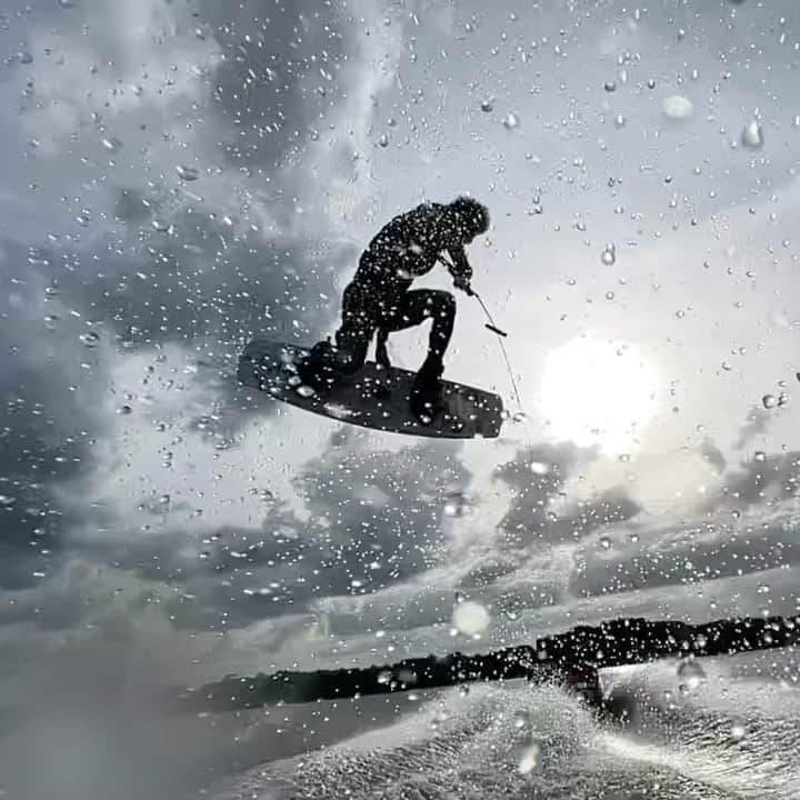 手塚翔太のインスタグラム：「1 raw clip from yesterday filming little new project🔥🔥🔥  📹: @agarabaghi  @hoken_zenbu @seisho_2000 @fresh_bros @supra_boats @piloxs_shinohara @new.switchpark @blalawetsuits @fitness_gym_t.i.s @obrienwatersports @hilx」