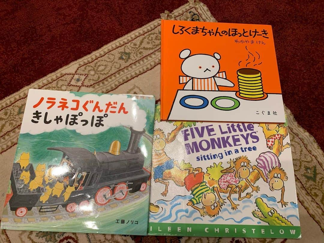 小倉優子さんのインスタグラム写真 - (小倉優子Instagram)「今日は久しぶりに #読み聞かせ記録 載せます☺️❗️❗️  なんだか、毎日が本当にバタバタ過ぎていきます😂😂❗️❗️❗️  気が付いたら、今日から四月ですね❣️❣️ エイプリルフールということも今思い出しました笑  そして🌟 明日の１９時１０分頃から インスタライブをします🌸🌸  是非遊びに来てくださ〜い✨✨✨  四月も頑張りましょう😊💕」4月1日 21時51分 - ogura_yuko_0826