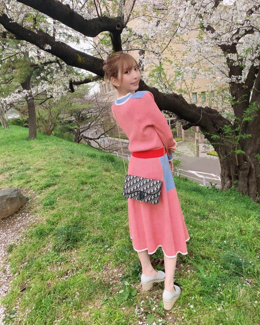 愛川みれいさんのインスタグラム写真 - (愛川みれいInstagram)「今日から4月だね🌸  今年は桜いっぱい見れて嬉しい🥰🥰 花粉症が改善された春は、最高でしか無い🥺🌸  今月から新しい事2つ始めるんだぁ😌🍀 みんなはどんな新年度にする？👼🌈💕  このセットアップは @spicaglow さんのだよ💖  春っぽくて可愛いよね😌🌸 クーポンコード『wsu8』で1000円OFFになるから 良かったら使って下さいな🌸🌼  #ファッション#fashion#セットアップ #spigagrow#spigagrowfashion #春ファッション#spring#桜#お花見 #春が大好き#花粉症改善#愛川みれい」4月1日 21時56分 - mirei.aikawa