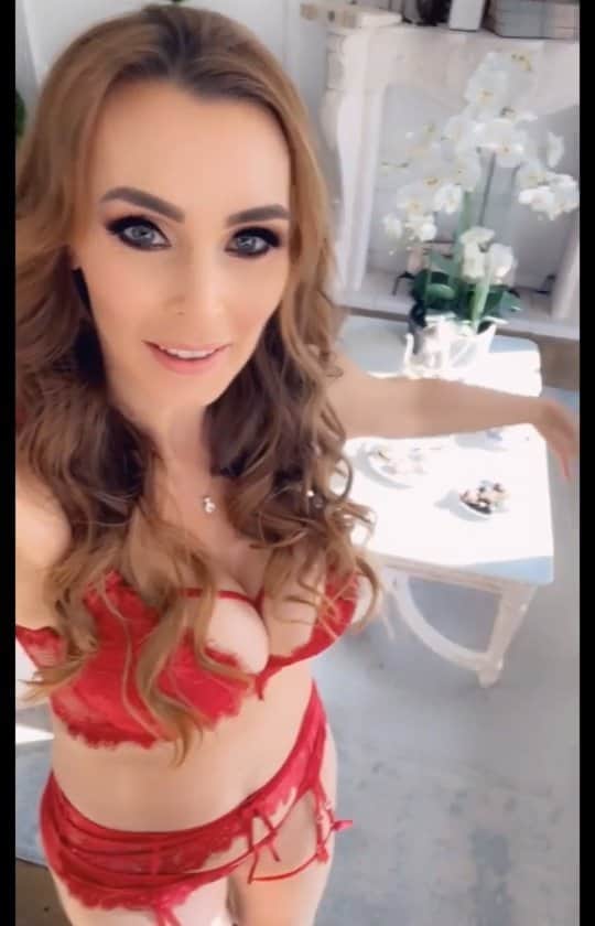 ターニャ・テイトのインスタグラム：「What do you think ?  👆🔗  Thank you to @luna__stylez @Cine.Dexx @theurbanjunglestudio @makeupbyjanet ⁠❤  ⁠#UrbanJungleStudio #HoneyBirdette」