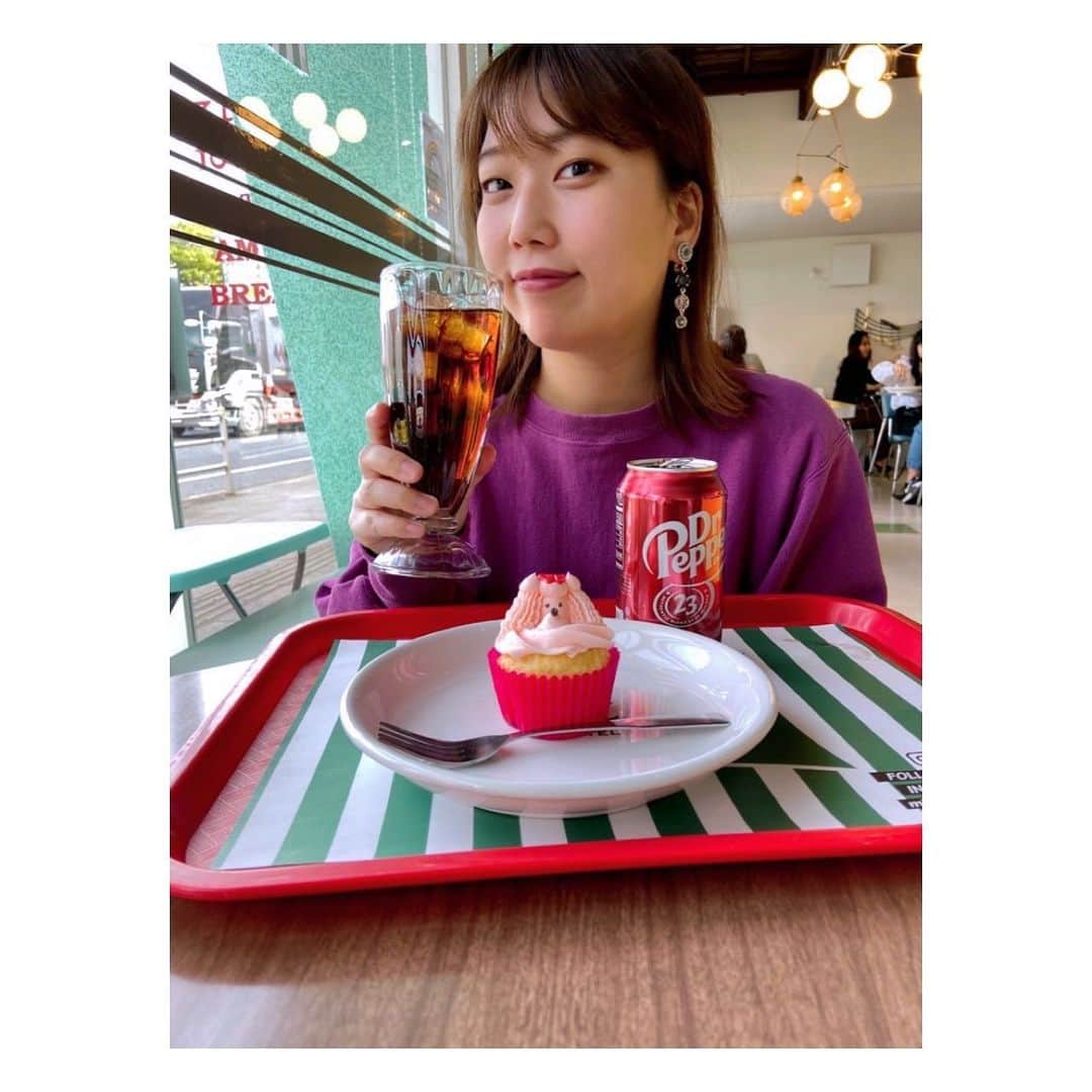 山井祥子さんのインスタグラム写真 - (山井祥子Instagram)「新しい衣装を買う事になったので、福生の古着屋さんに行きました。 途中、歩き疲れたので“MINT MOTEL”で休憩！ たっぷりバタークリームが乗ったカップケーキ、とても美味しかったです！ お昼ご飯は、カルピスバターの香る“らーめん凜々”のまぜそば！今まで食べた麺類の中で1番美味しかった！ほんとにおいしかった！！ まぜそばには珍しく、とんこつラーメンみたいな細麺だったのが良かったね！🍜」4月1日 22時05分 - shoko_yamai